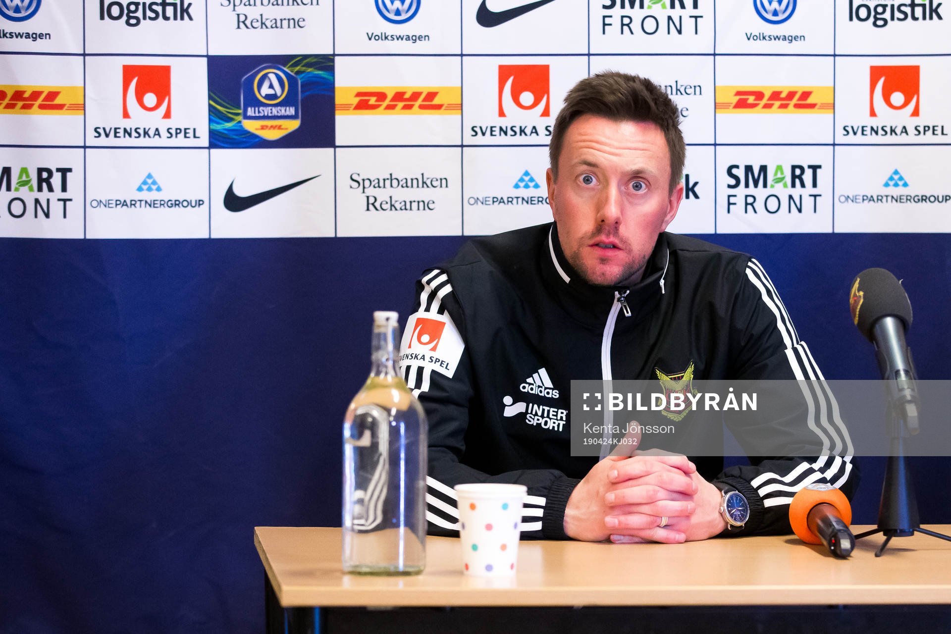 Östersunds tränare Ian Burchnall på presskonferensen
