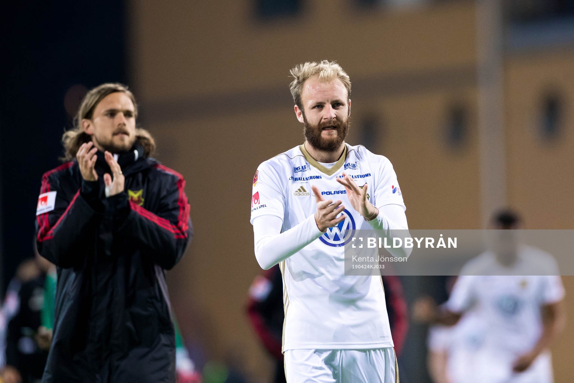 Östersunds Tom Pettersson och Curtis Edwards applåderar