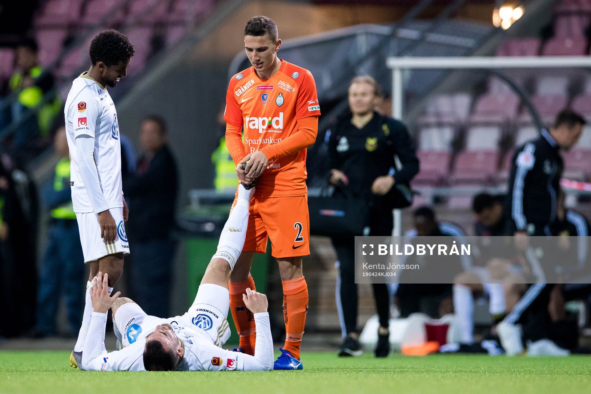 Östersunds Dino Islamovic har kramp och får hjälp av AFC