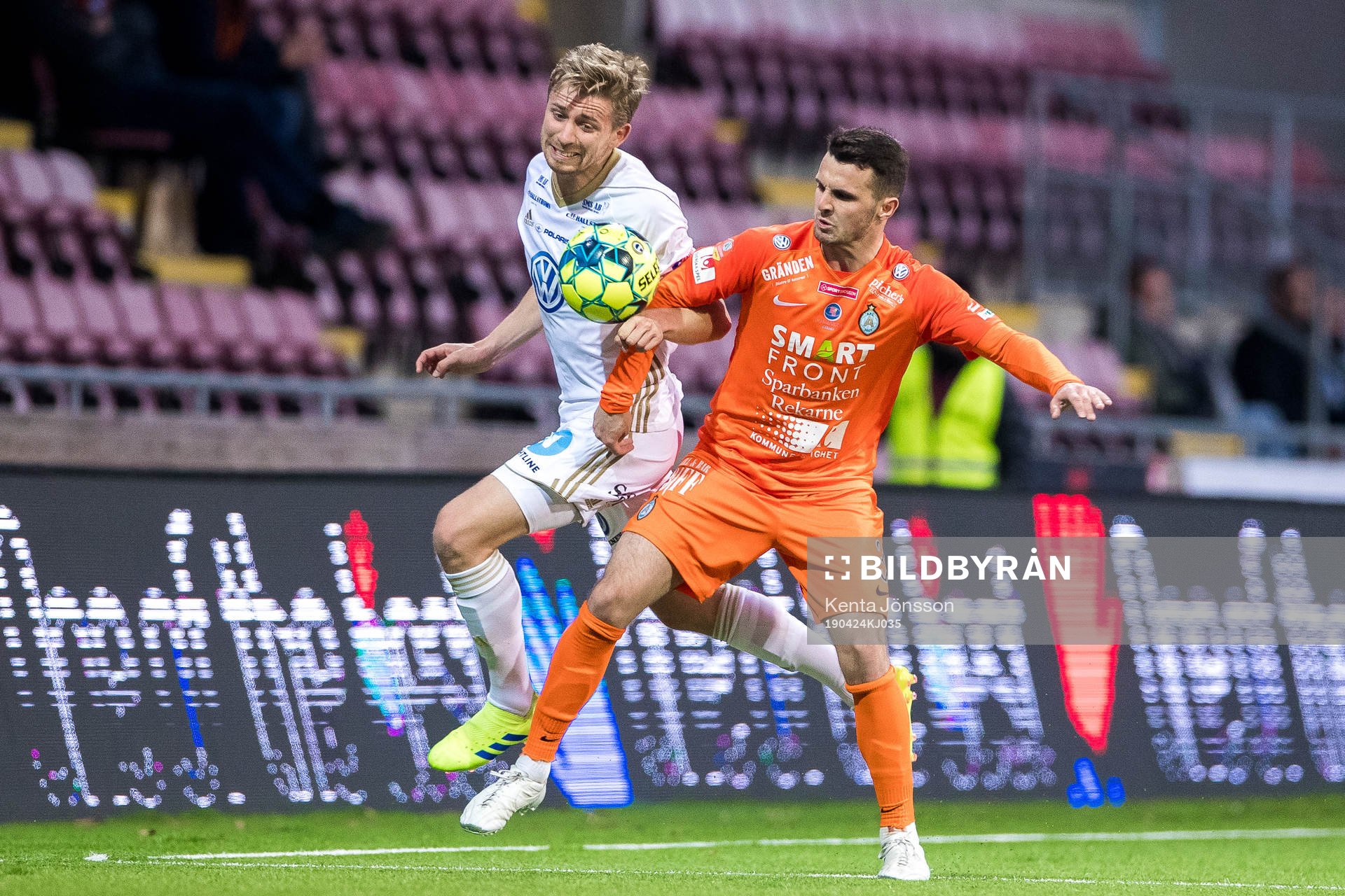 Östersunds Ludvig Fritzson och AFC Eskilstunas Kadir Hodzic