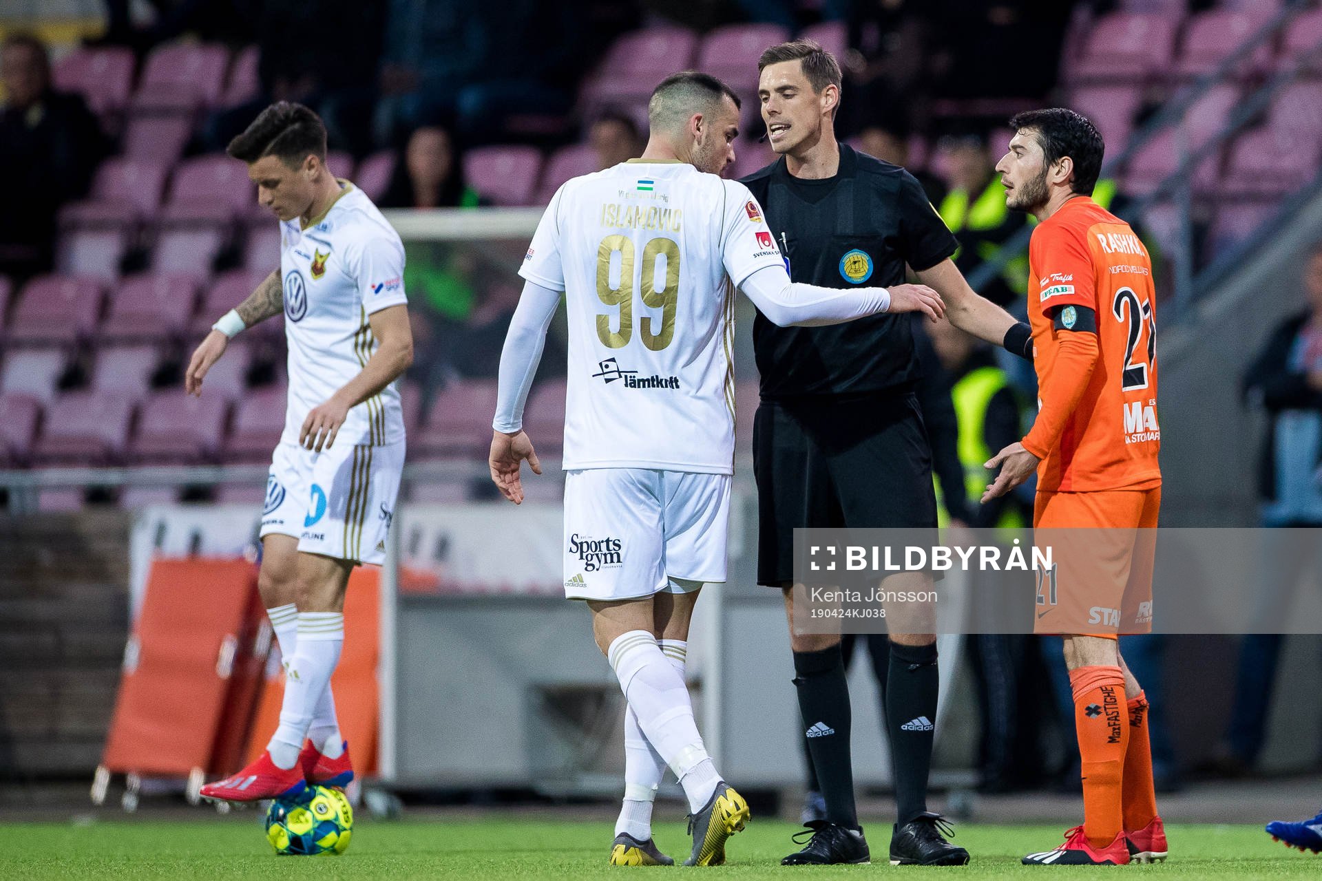 Östersunds Dino Islamovic och AFC Eskilstunas Anel Rashkaj