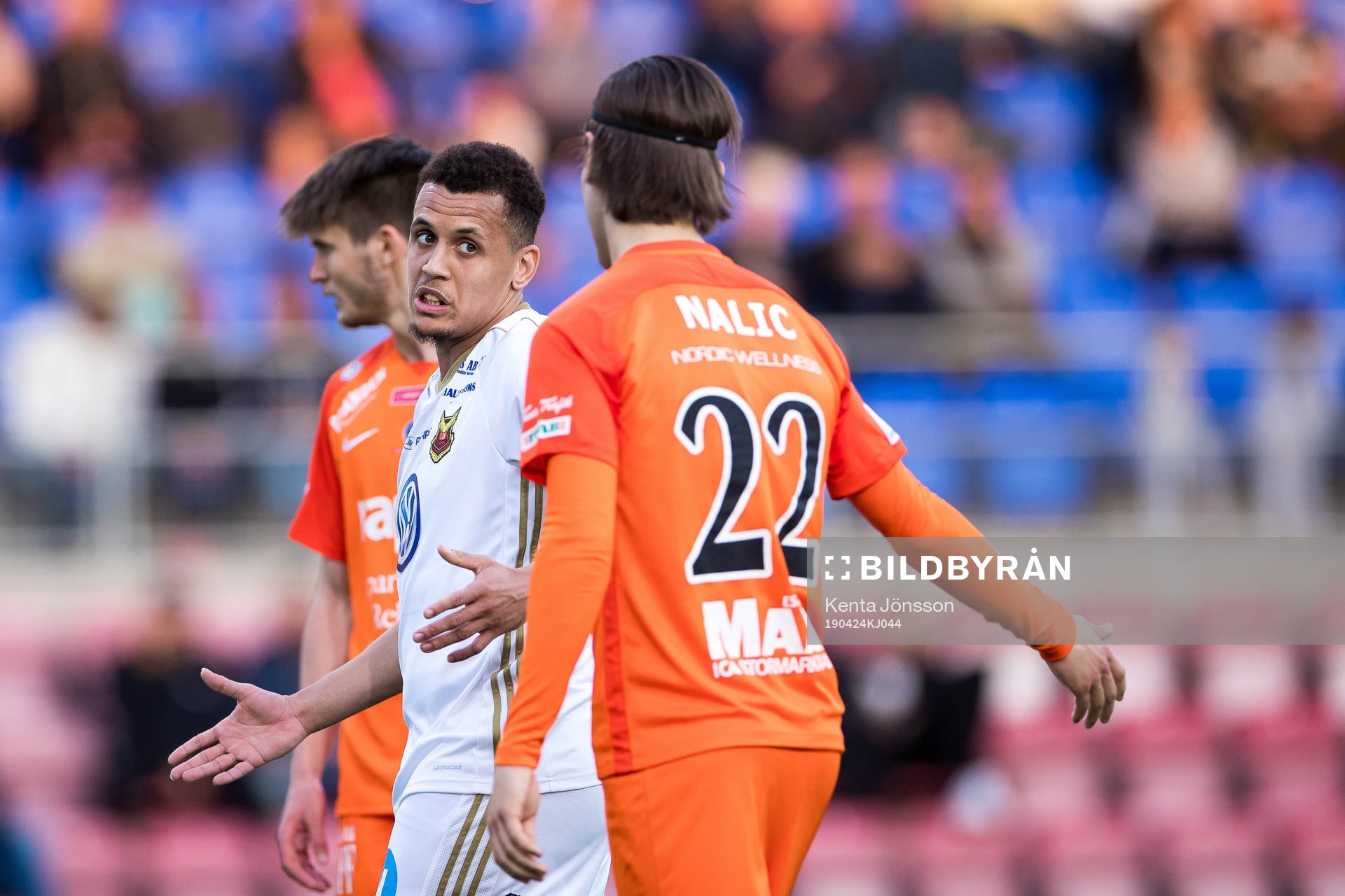 Östersunds Ravel Ryan Morrison i diskussion med AFC