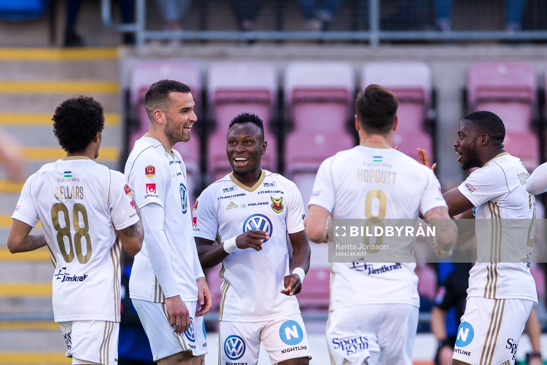 Östersunds Dino Islamovic (tvåa från vänster) jublar