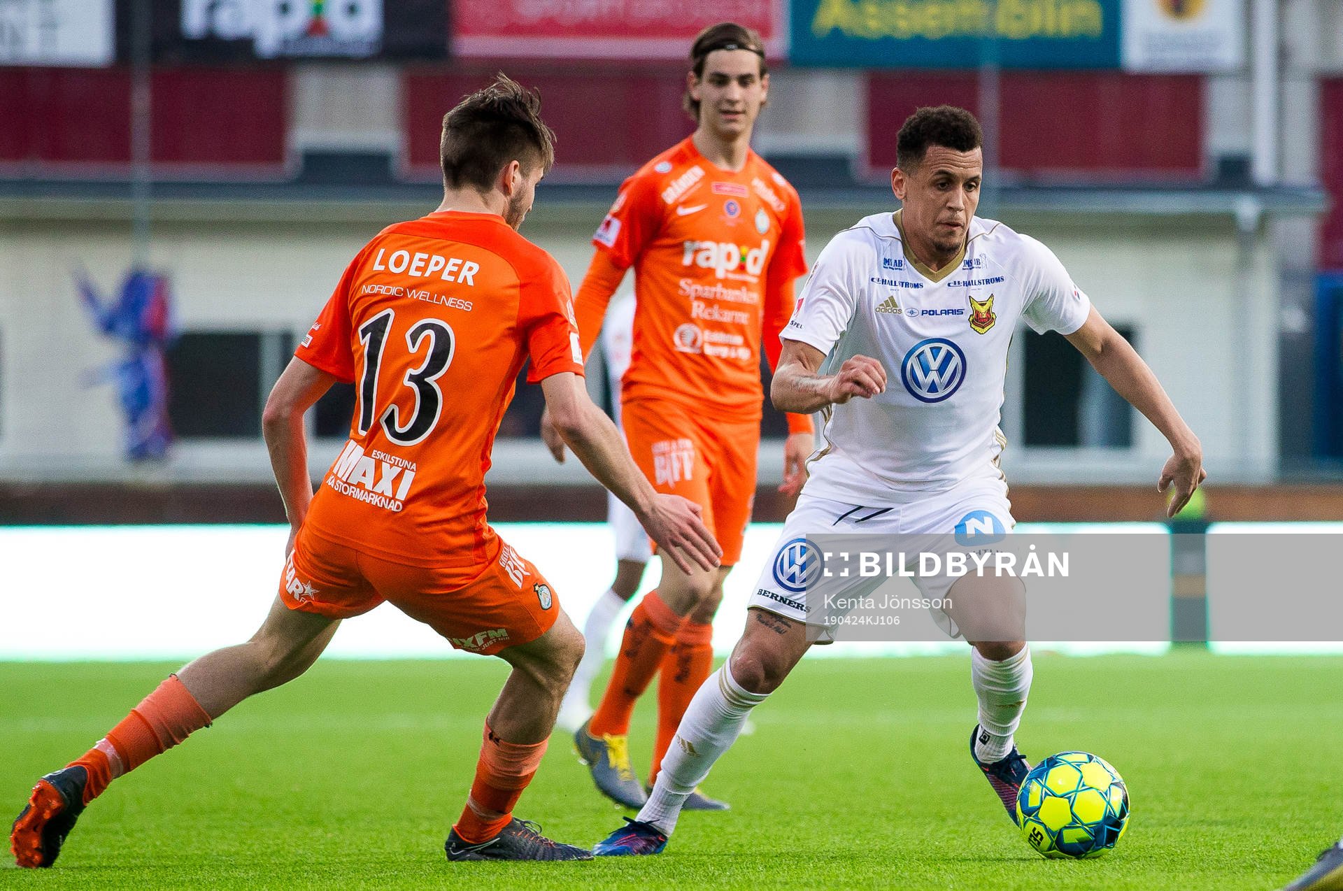 Östersunds Ravel Ryan Morrison i kamp om bollen med AFC