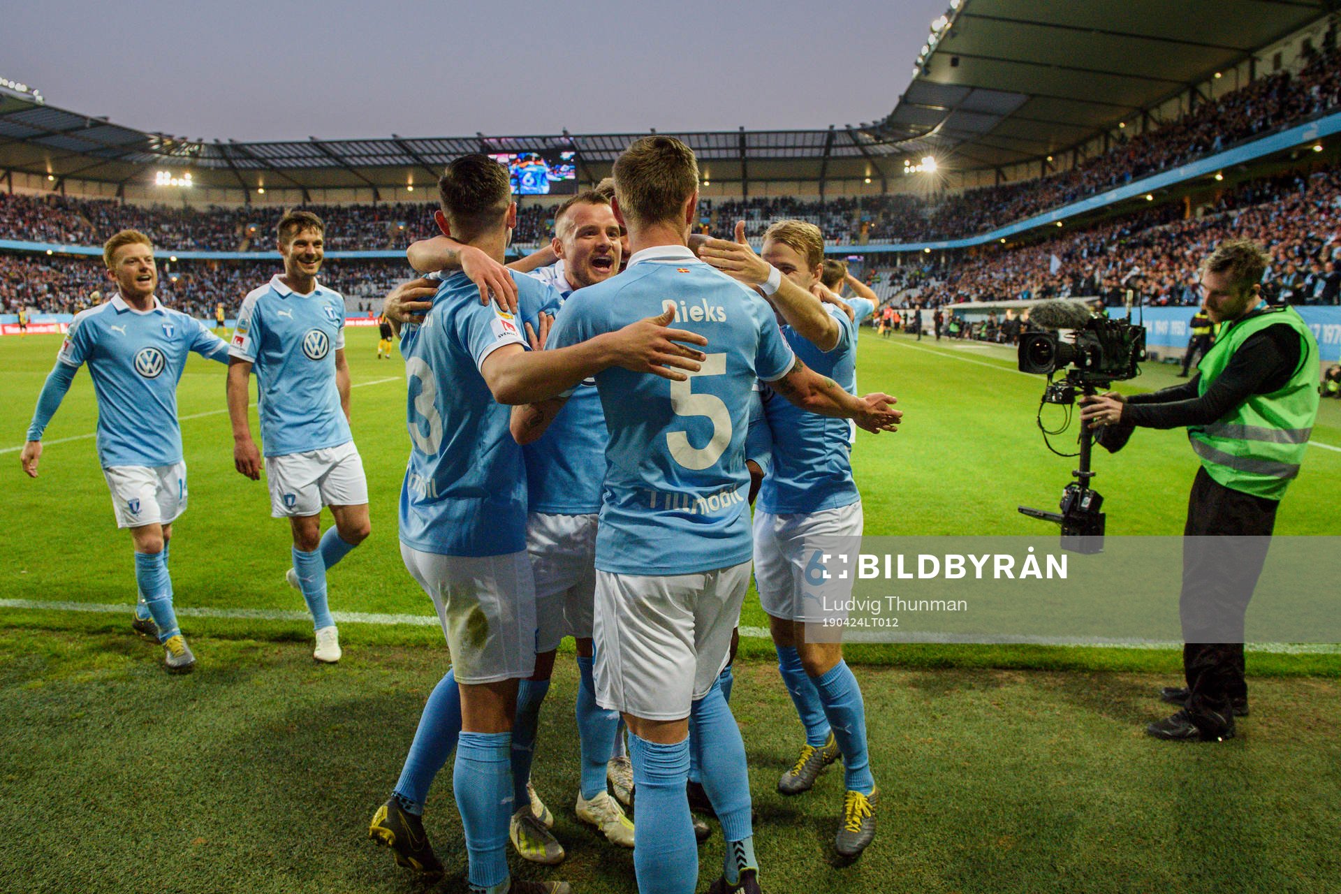 Malmö FFs Sören Rieks kramas om