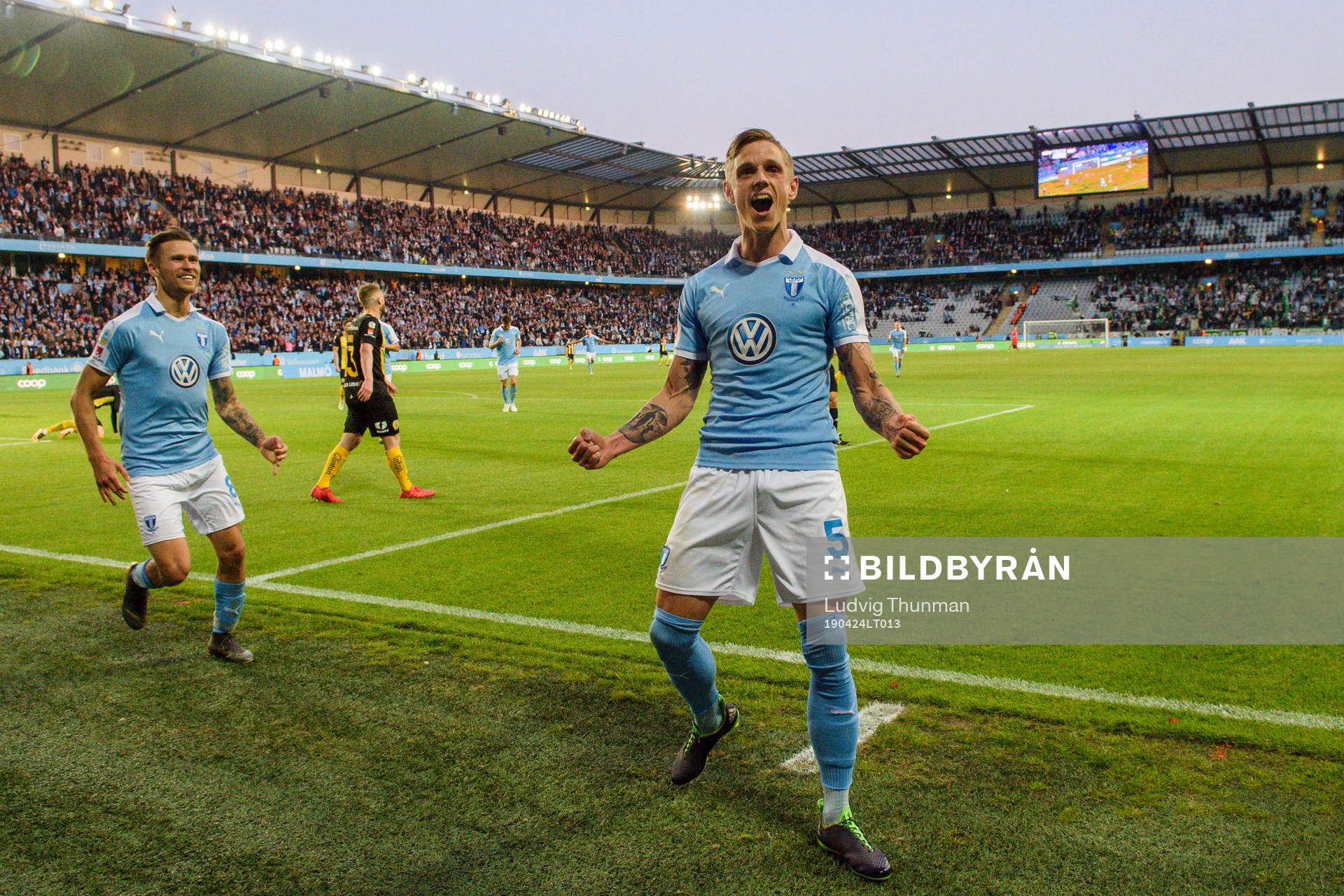 Malmö FFs Sören Rieks jublar mot publiken