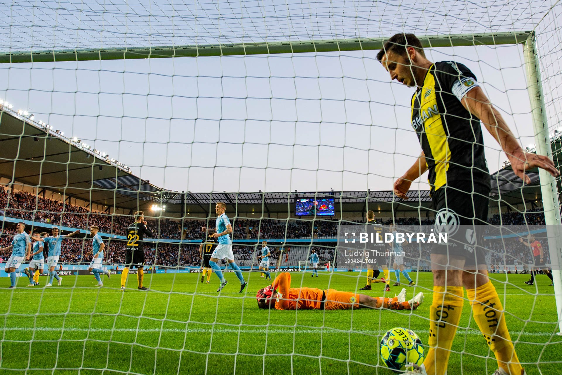 Hammarbys Jeppe Andersen och målvakt Gianluca Curci deppar