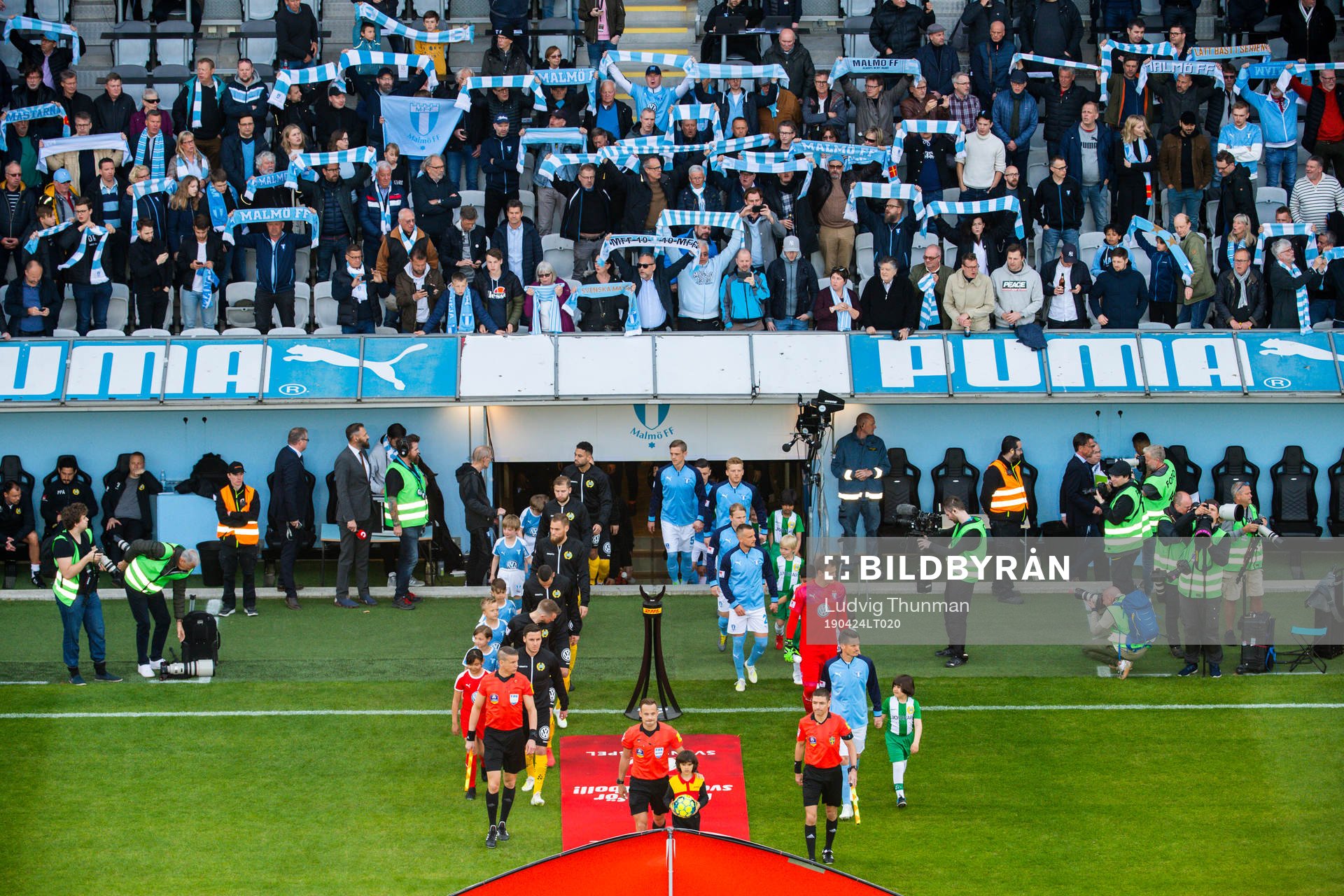 Spelarna kommer in