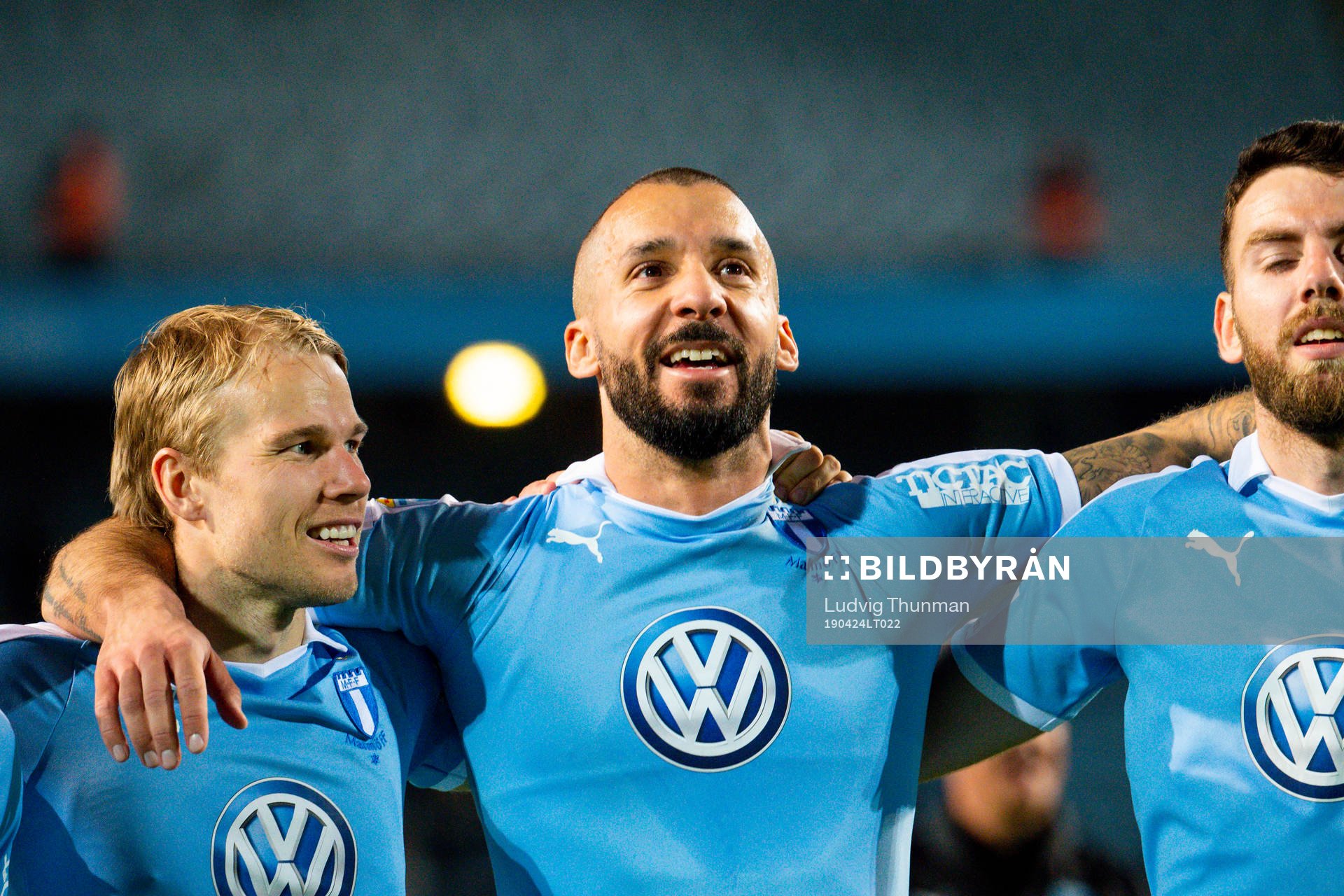 Malmö FFs Oscar Lewickim Guillermo Molins ocgh Erdal Rakip tackar publiken efter fotbollsmatchen i Allsvenskan mellan Malmö FF och Hammarby den 24 april 2019 i Malmö.