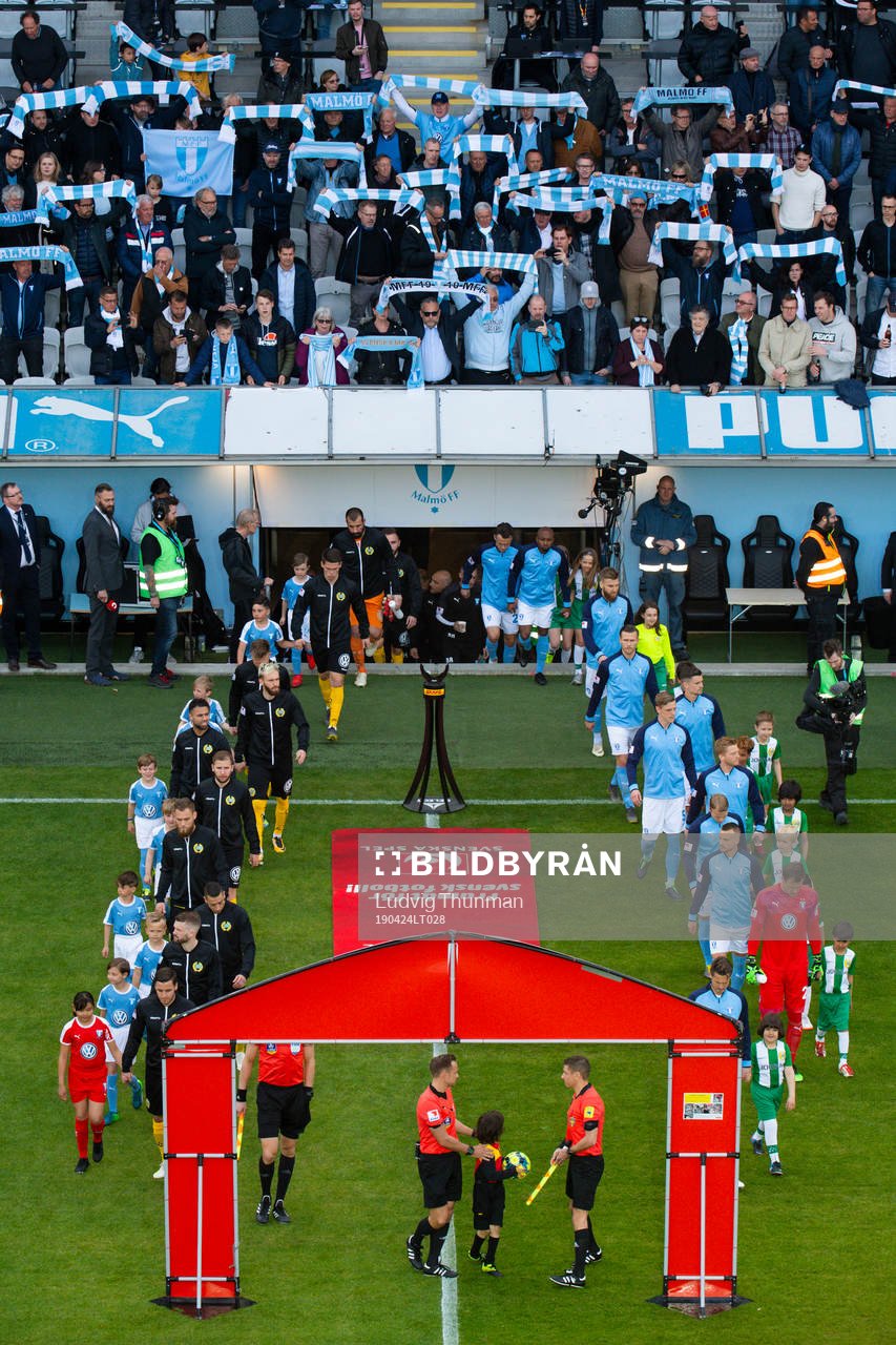 Spelarna kommer in