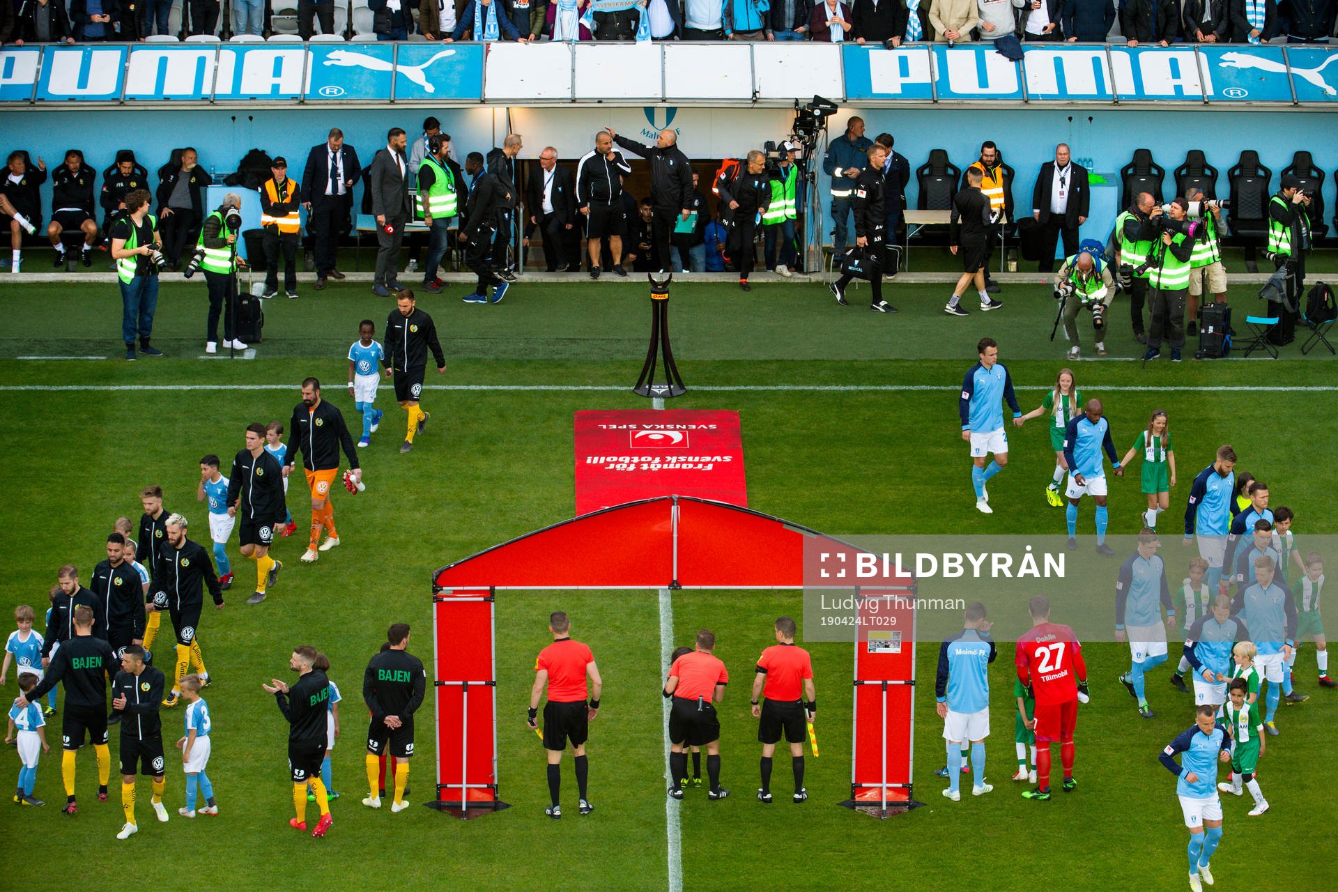 Spelarna kommer in