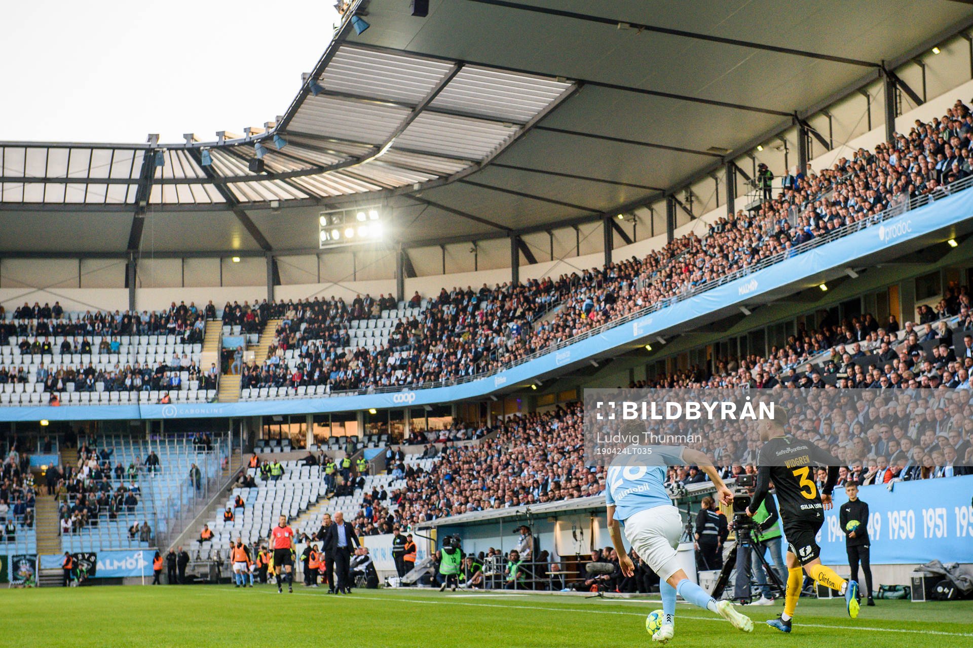 Malmö FFs Andreas Vindheim jagar Hammarbys Dennis Widgren