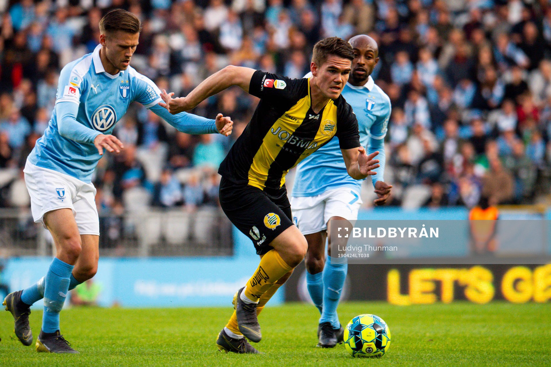Hammarbys Vidar Örn Kjartansson jagas av Malmö FFs Arnór