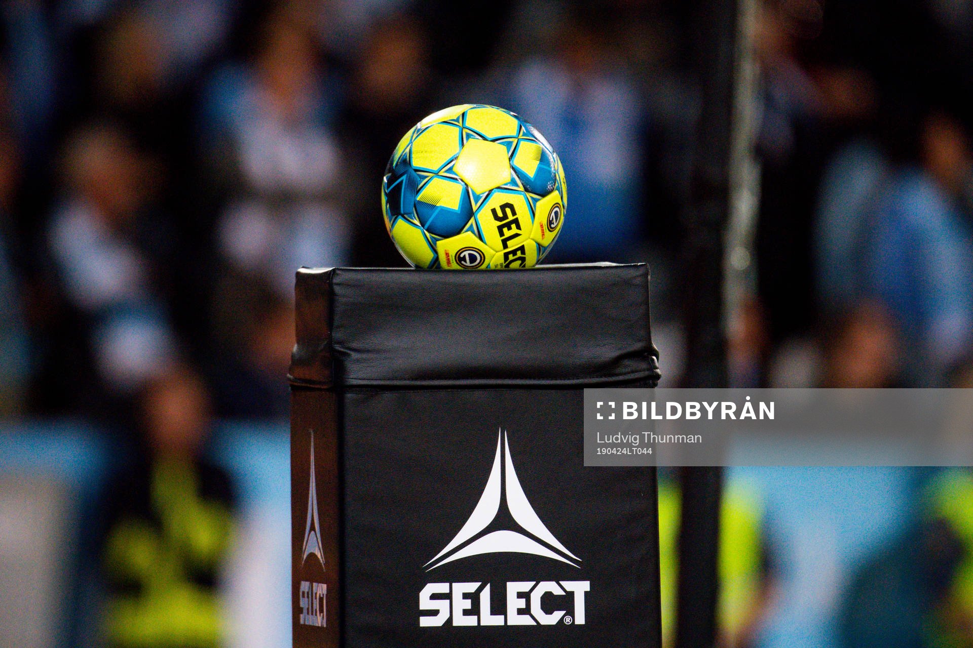 Allsvenskans officiella matchboll från Select under fotbollsmatchen i Allsvenskan mellan Malmö FF och Hammarby den 24 april 2019 i Malmö.