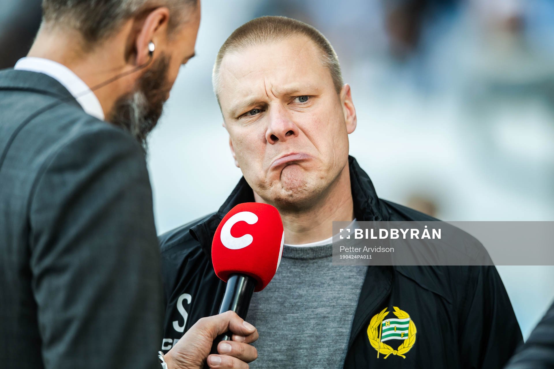 Hammarbys tränare Stefan Billborn blir intervjuad av Olof