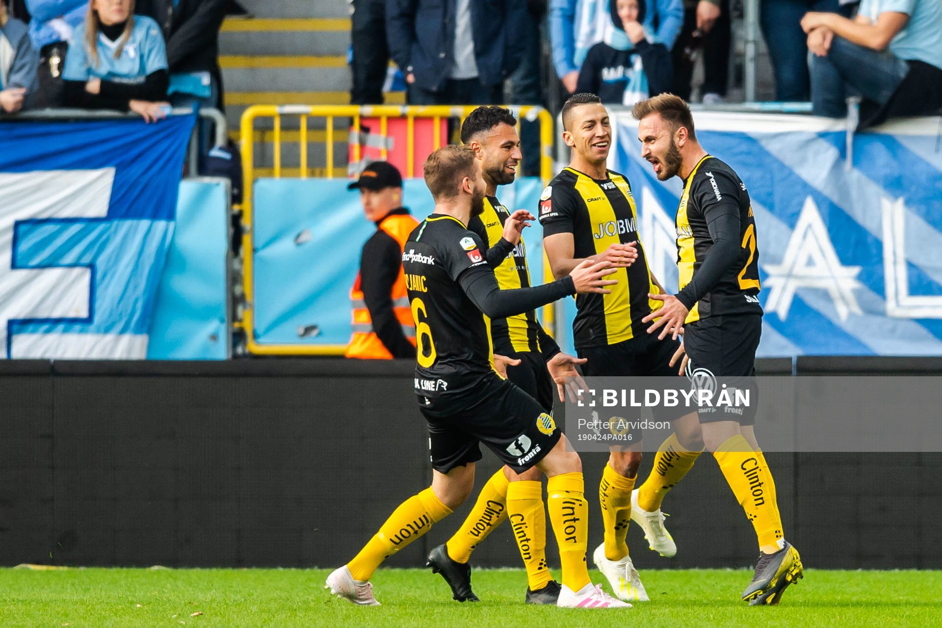 Hammarbys Muamer Tankovic jublar med lagkamrater