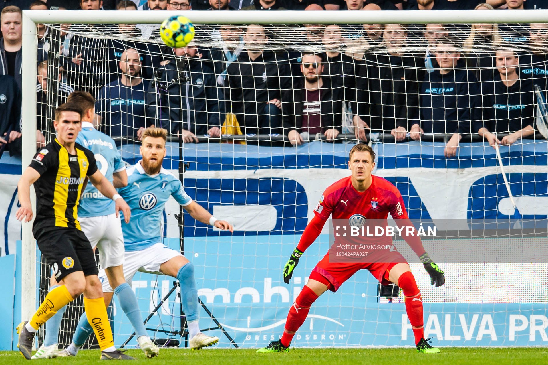 Hammarbys Vidar Örn Kjartansson oroar framför Malmö FFs