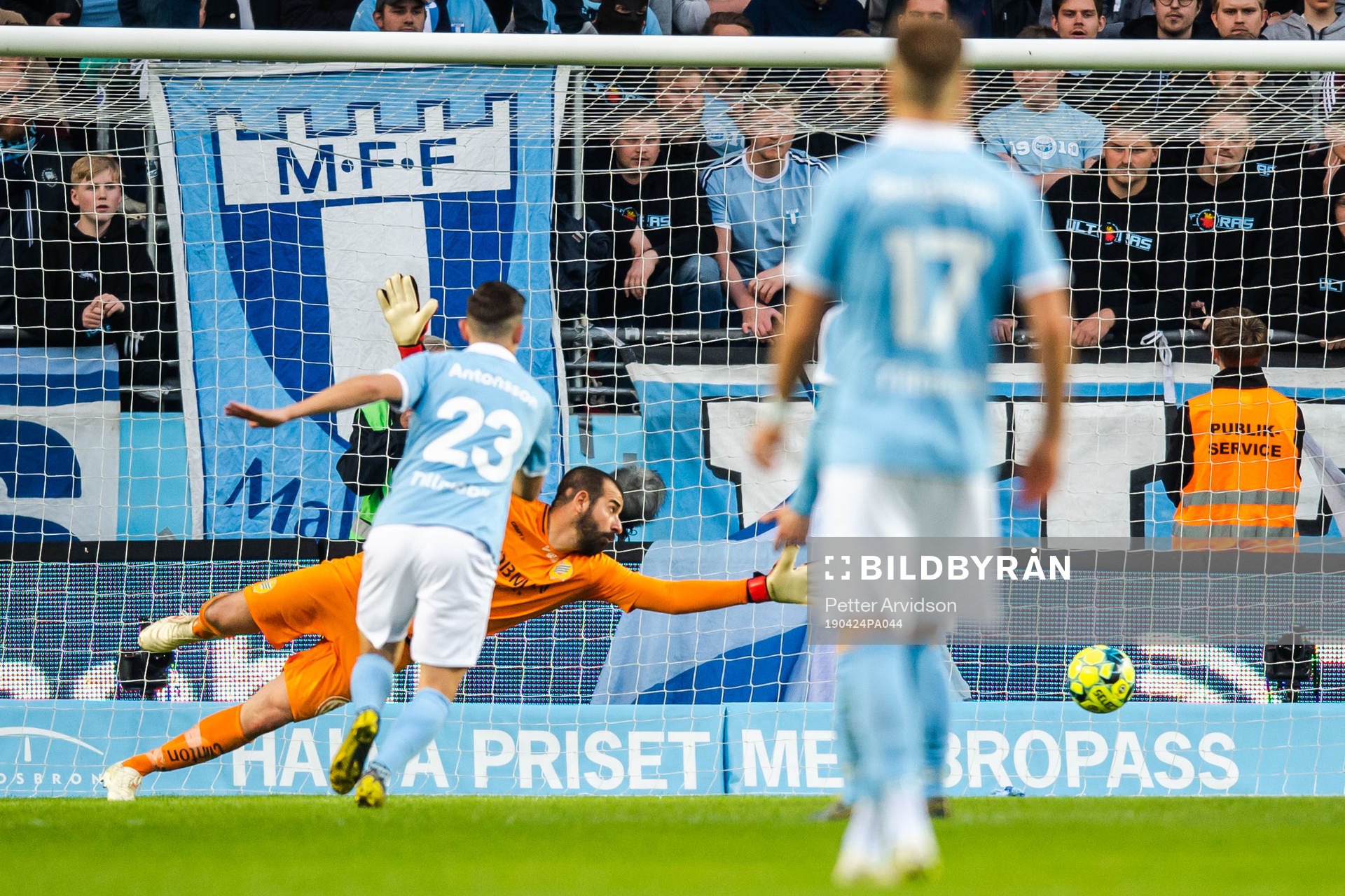 Malmö FFs Arnór Traustason (ej i bild) gör 1-1 bakom