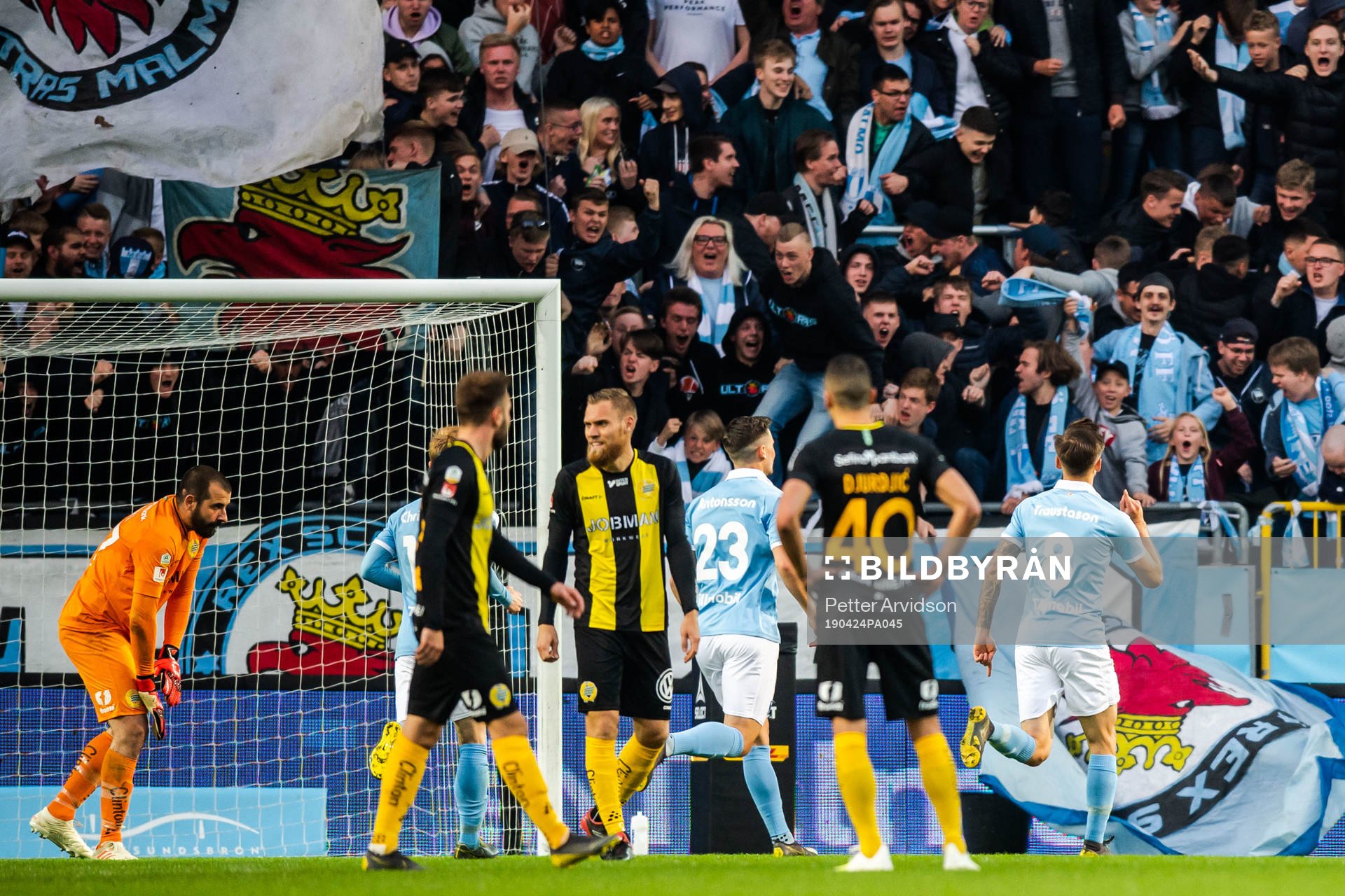 Malmö FFs Arnór Traustason jublar mot supportrar