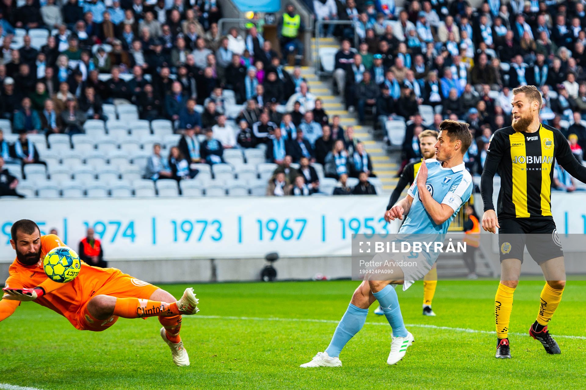Hammarbys målvakt Gianluca Curci räddar framför Malmö