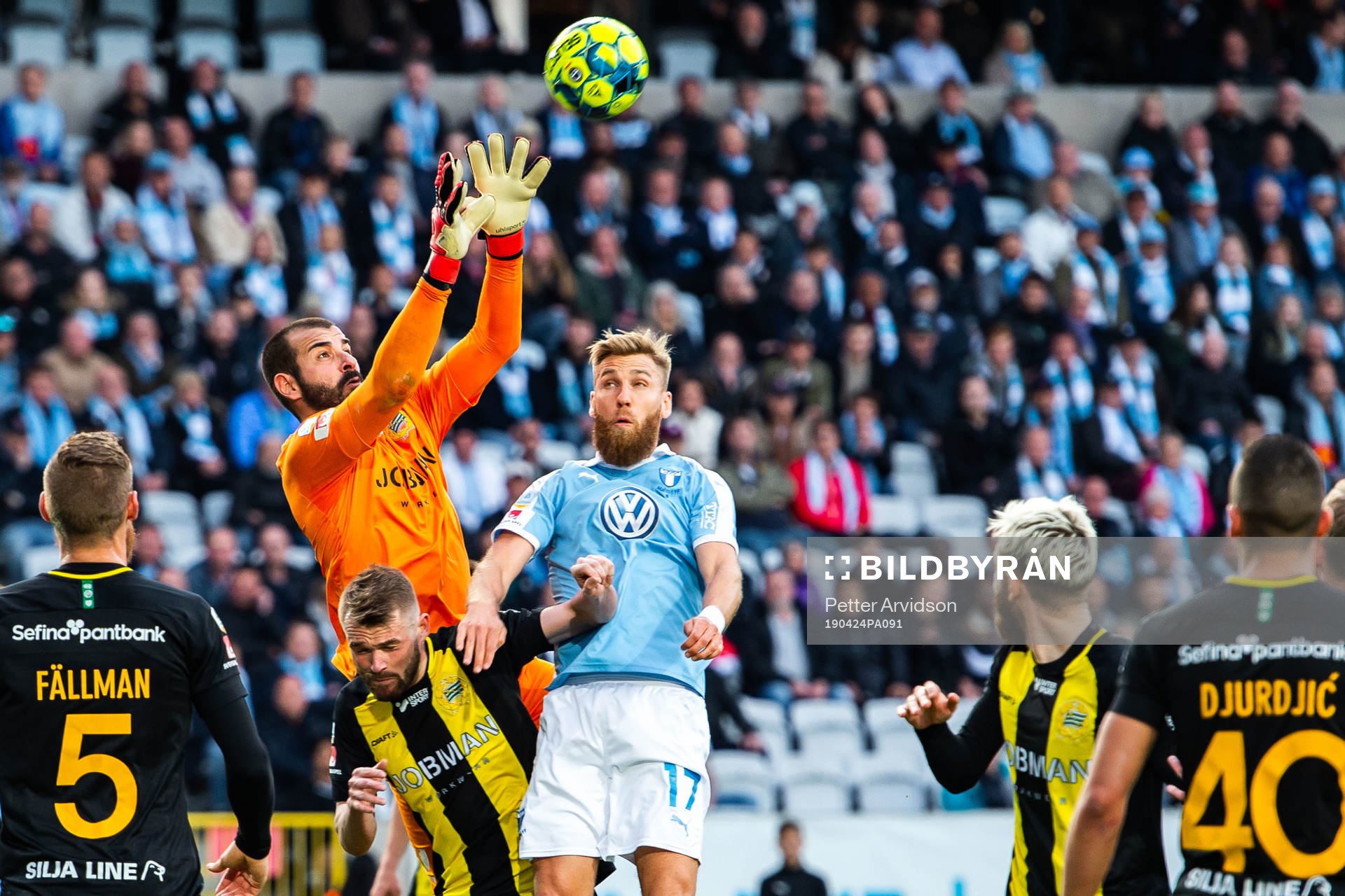 Hammarbys målvakt Gianluca Curci räddar framför Malmö
