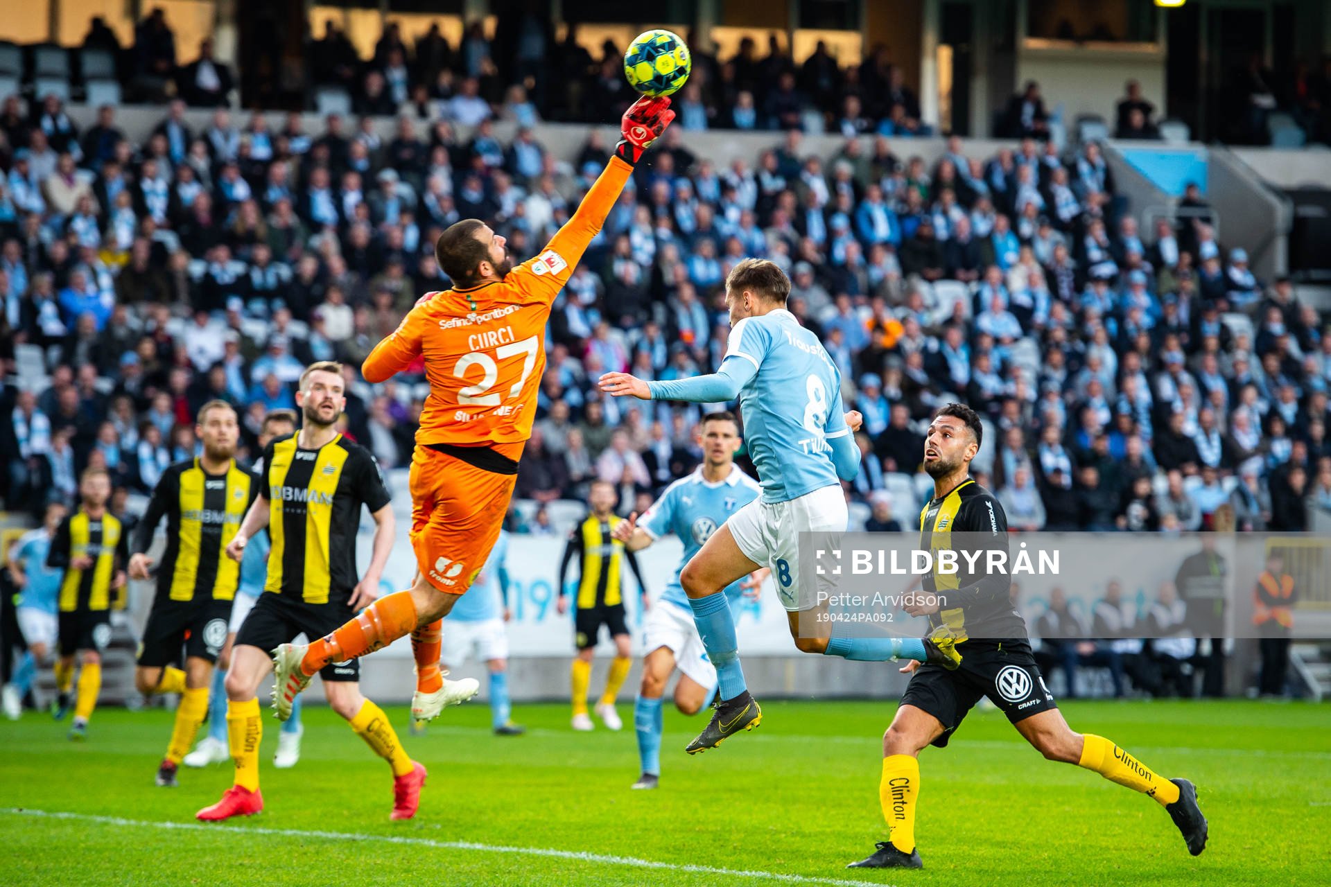 Hammarbys målvakt Gianluca Curci räddar framför Malmö