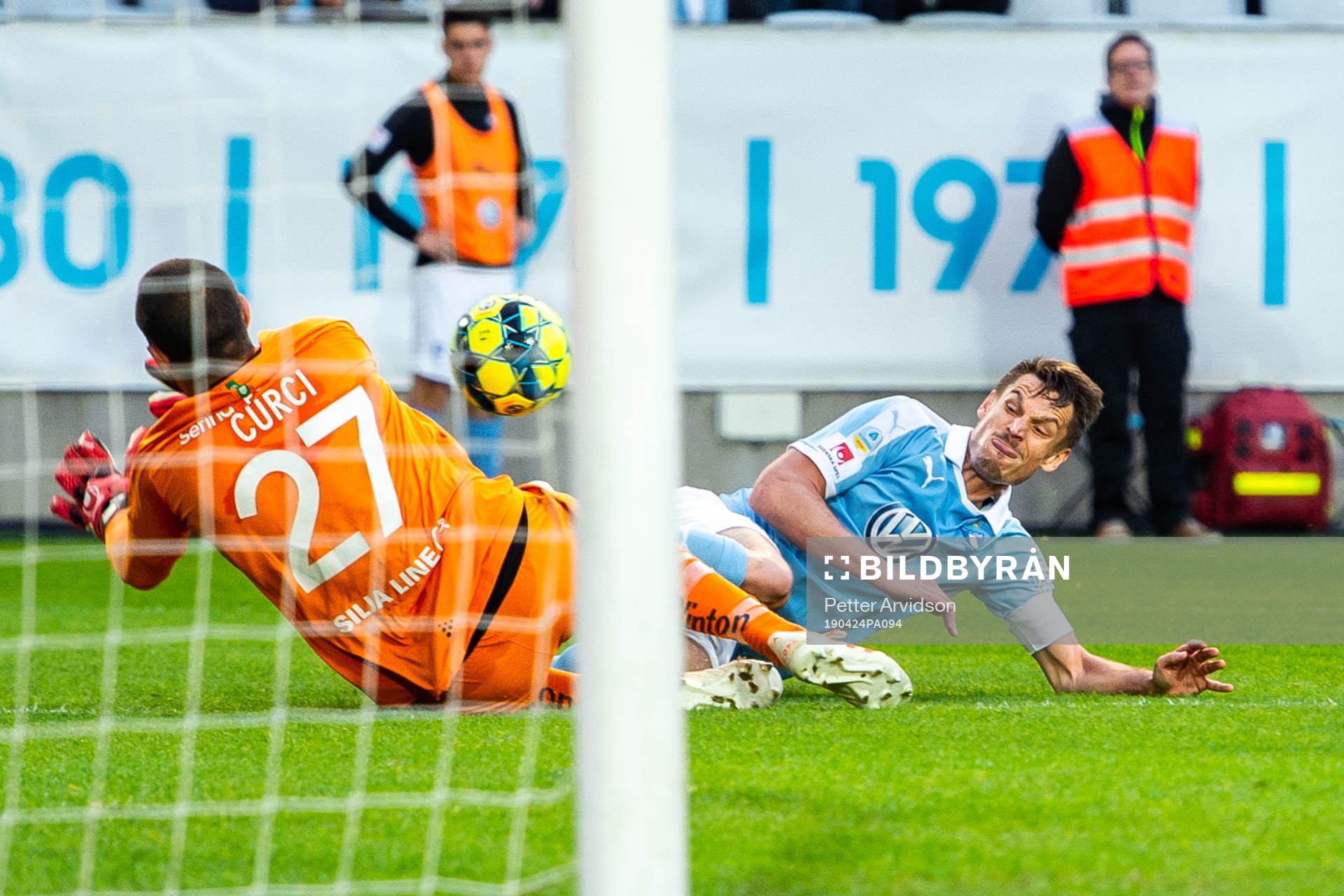 Hammarbys målvakt Gianluca Curci räddar framför Malmö