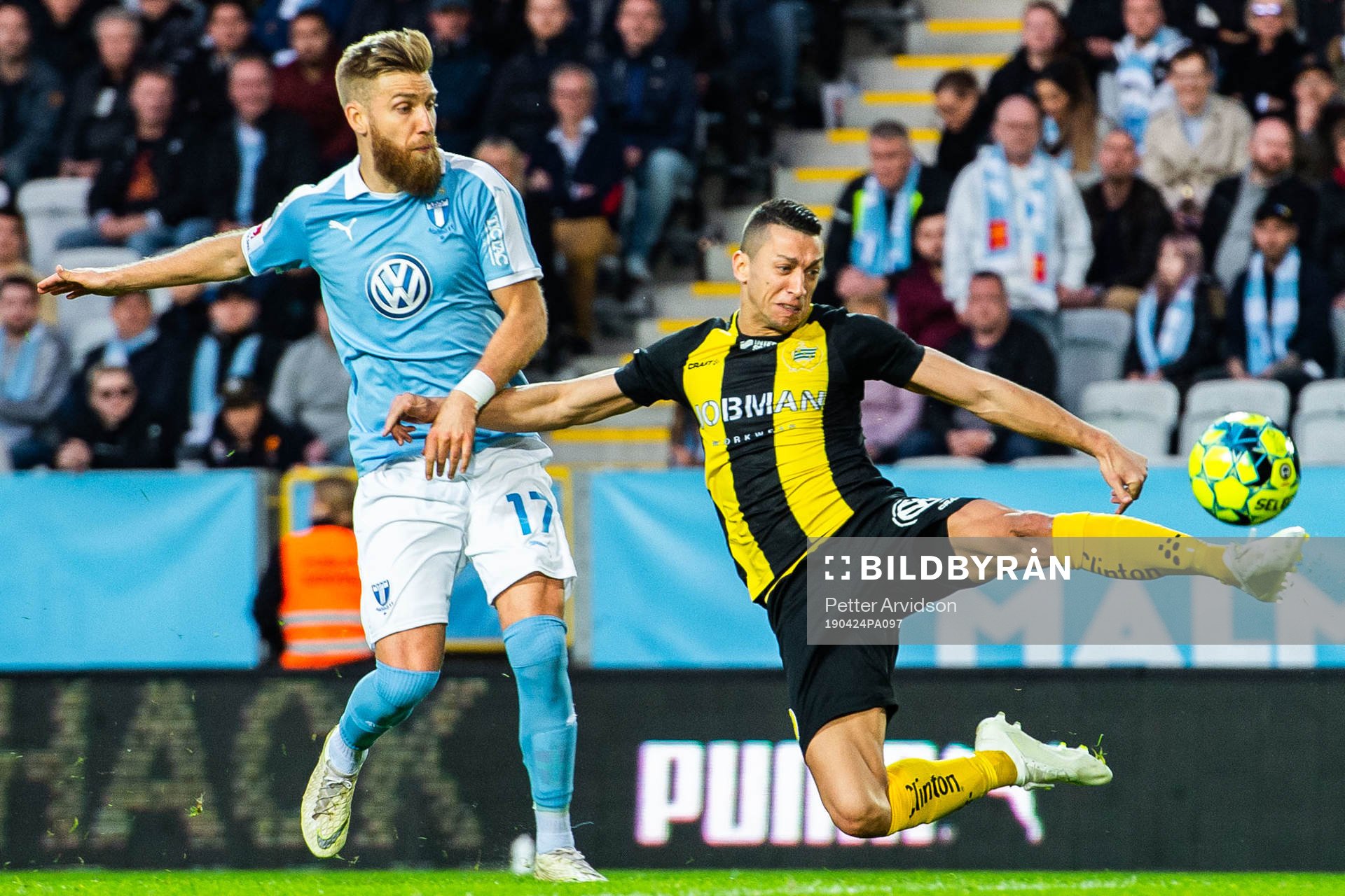 Hammarbys Nikola Djurdjic gör 2-2, som senare döms bort, i kamp med Malmö FFs Rasmus Bengtsson under fotbollsmatchen i Allsvenskan mellan Malmö FF och Hammarby den 24 april 2019 i Malmö.