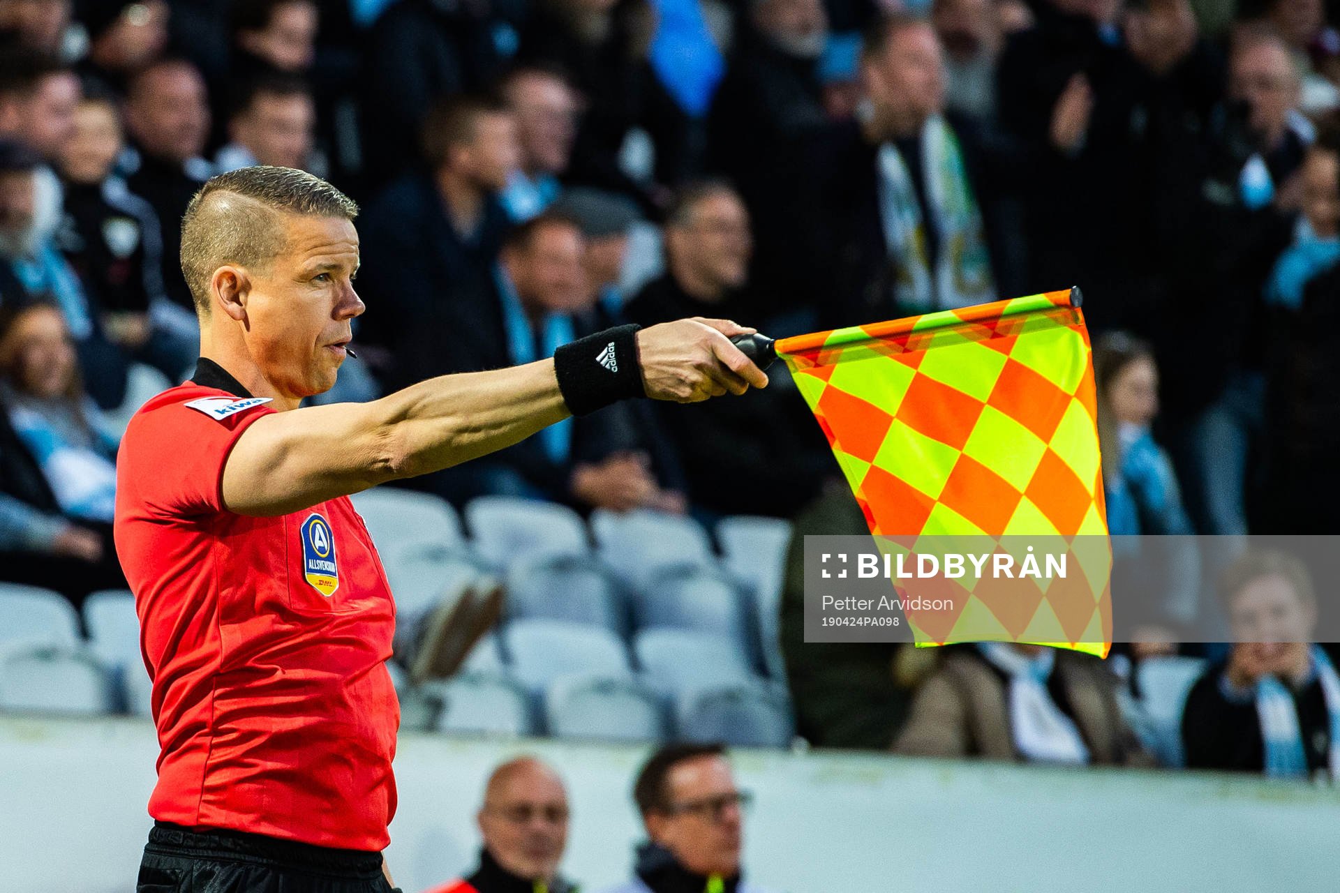 Linjedomare Daniel Wärnmark dömmer offside på Hammarbys