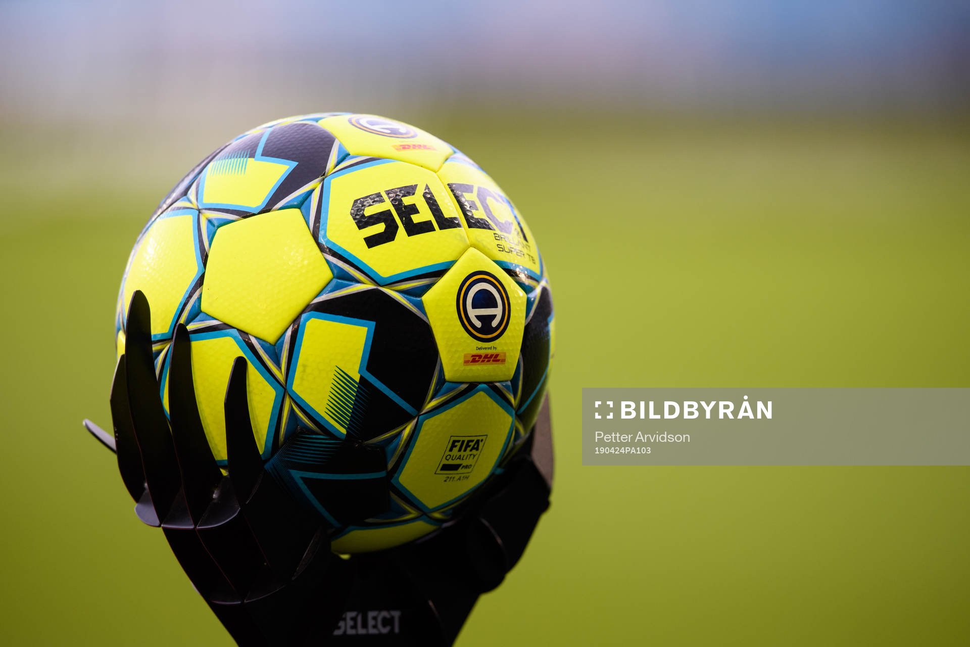 Officiella matchbollen inför fotbollsmatchen i Allsvenskan mellan Malmö FF och Hammarby den 24 april 2019 i Malmö.