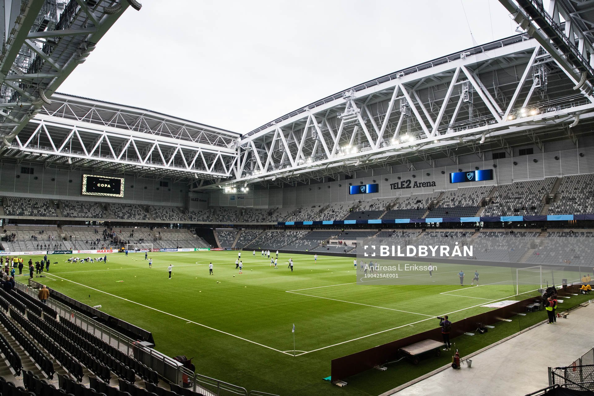 Djurgårdens och IFK Norrköpings spelare värmer upp på