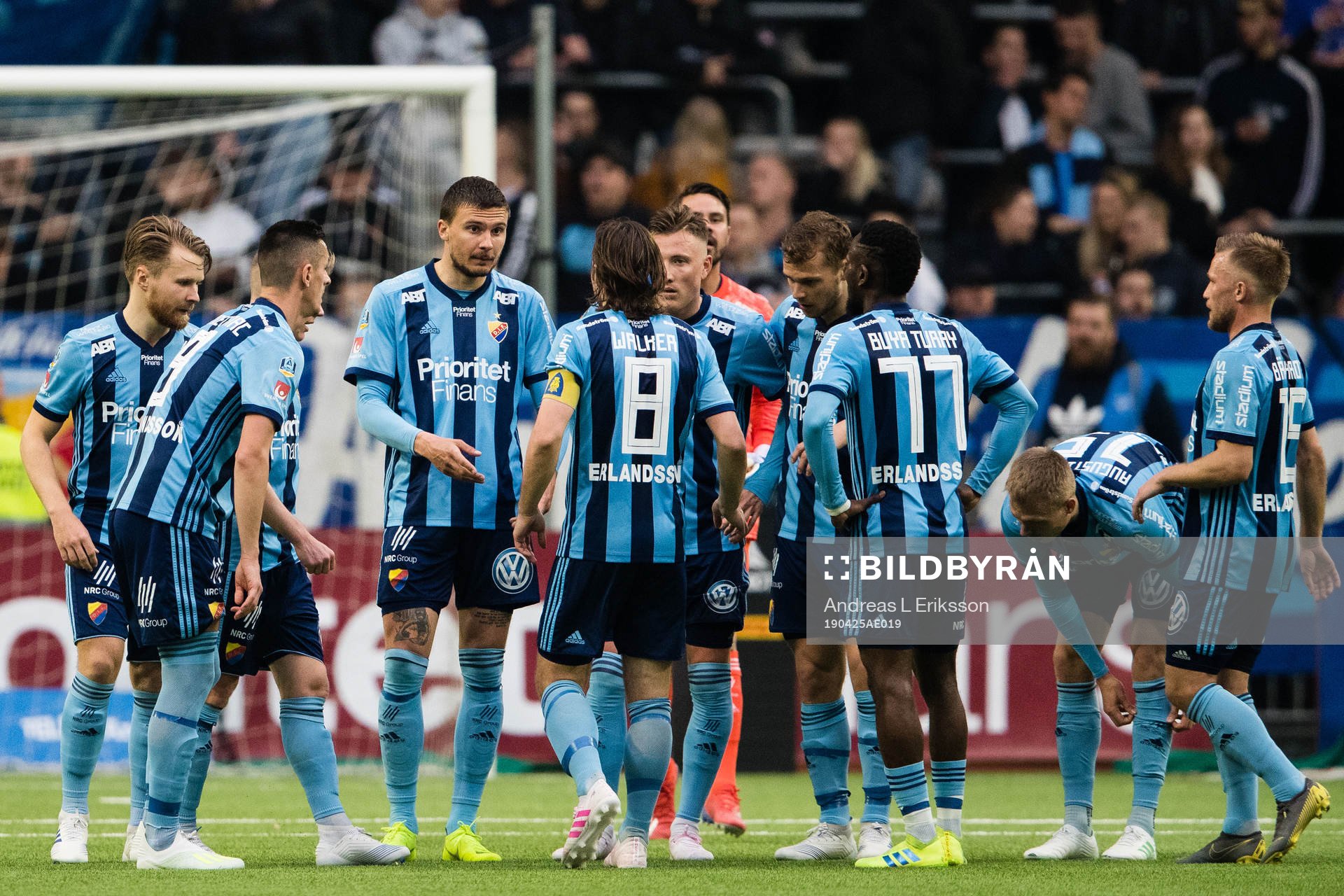 Djurgårdens Erik Berg pratar med sina medspelare