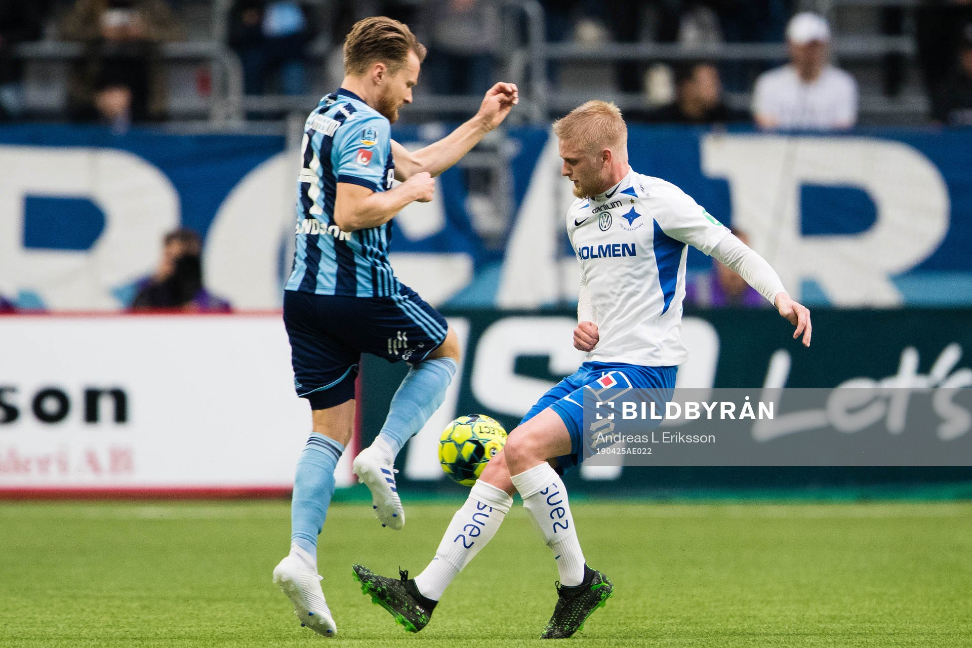 Djurgårdens Jacob Une Larsson i kamp om bollen med IFK