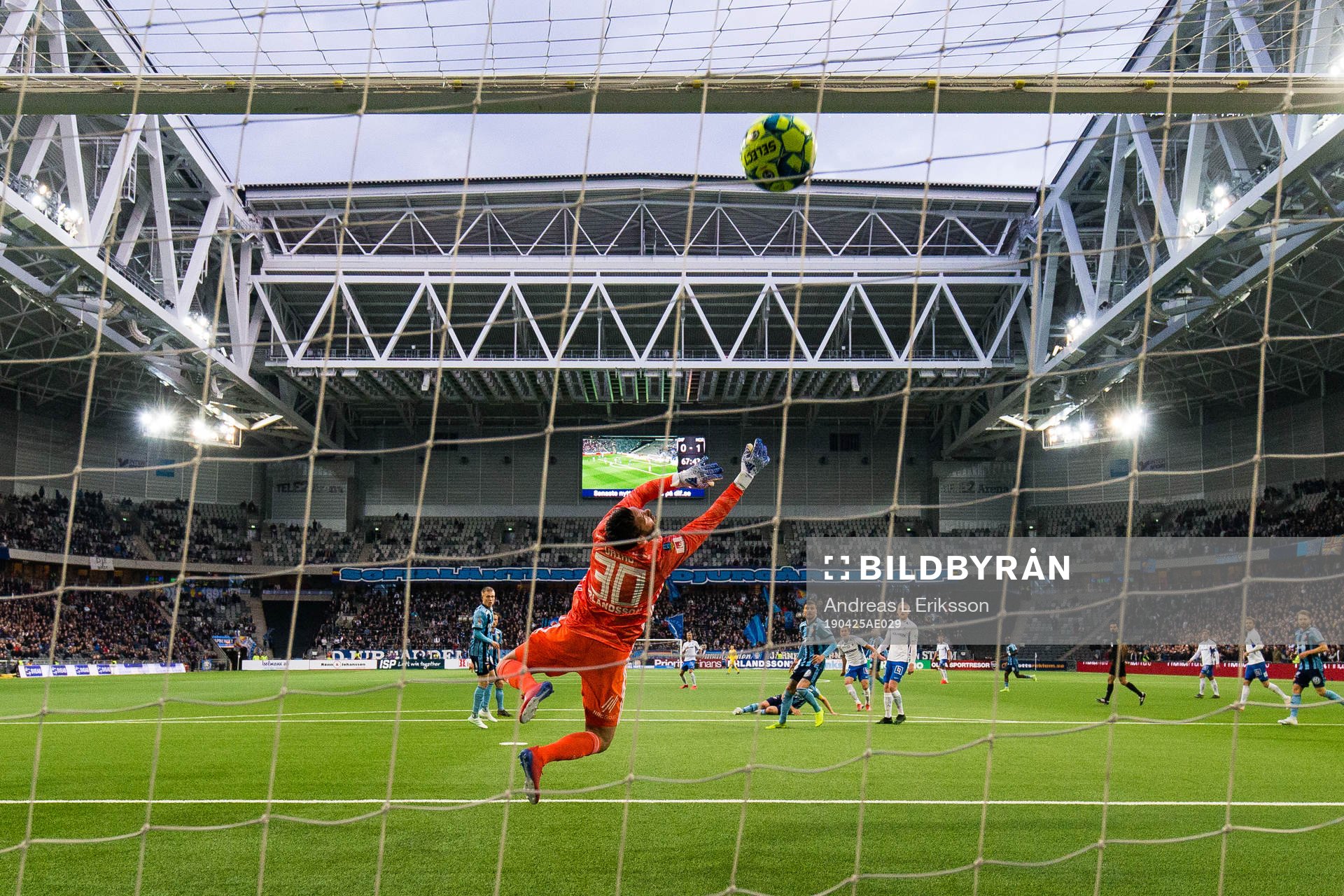 Djurgårdens målvakt Tommi Vaiho ser hur bollen tar i