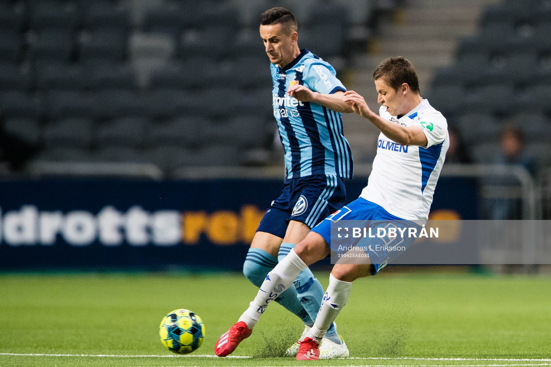 Djurgårdens Haris Radetinac i kamp om bollen med IFK