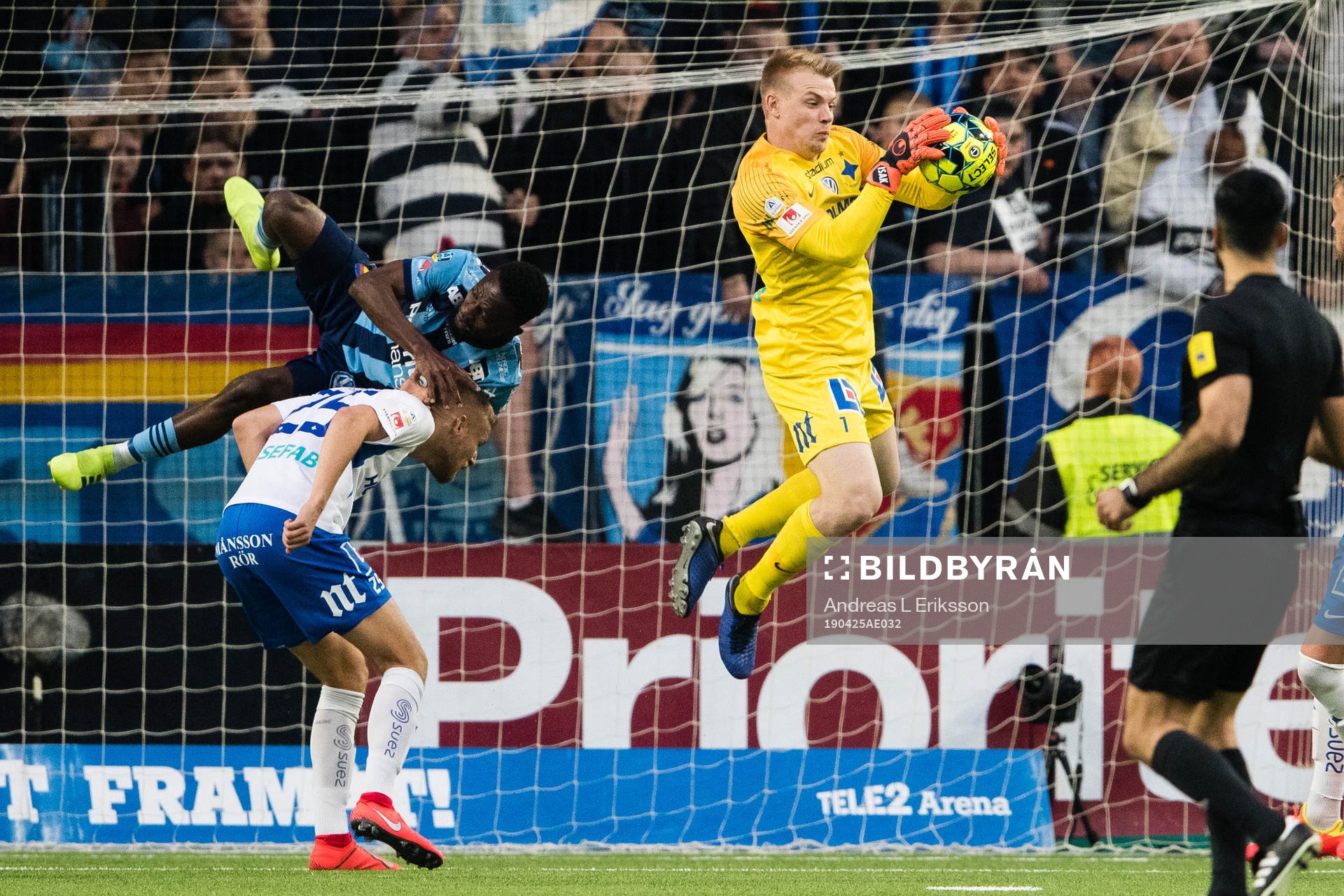 IFK Norrköpings målvakt Isak Pettersson tar han om bollen
