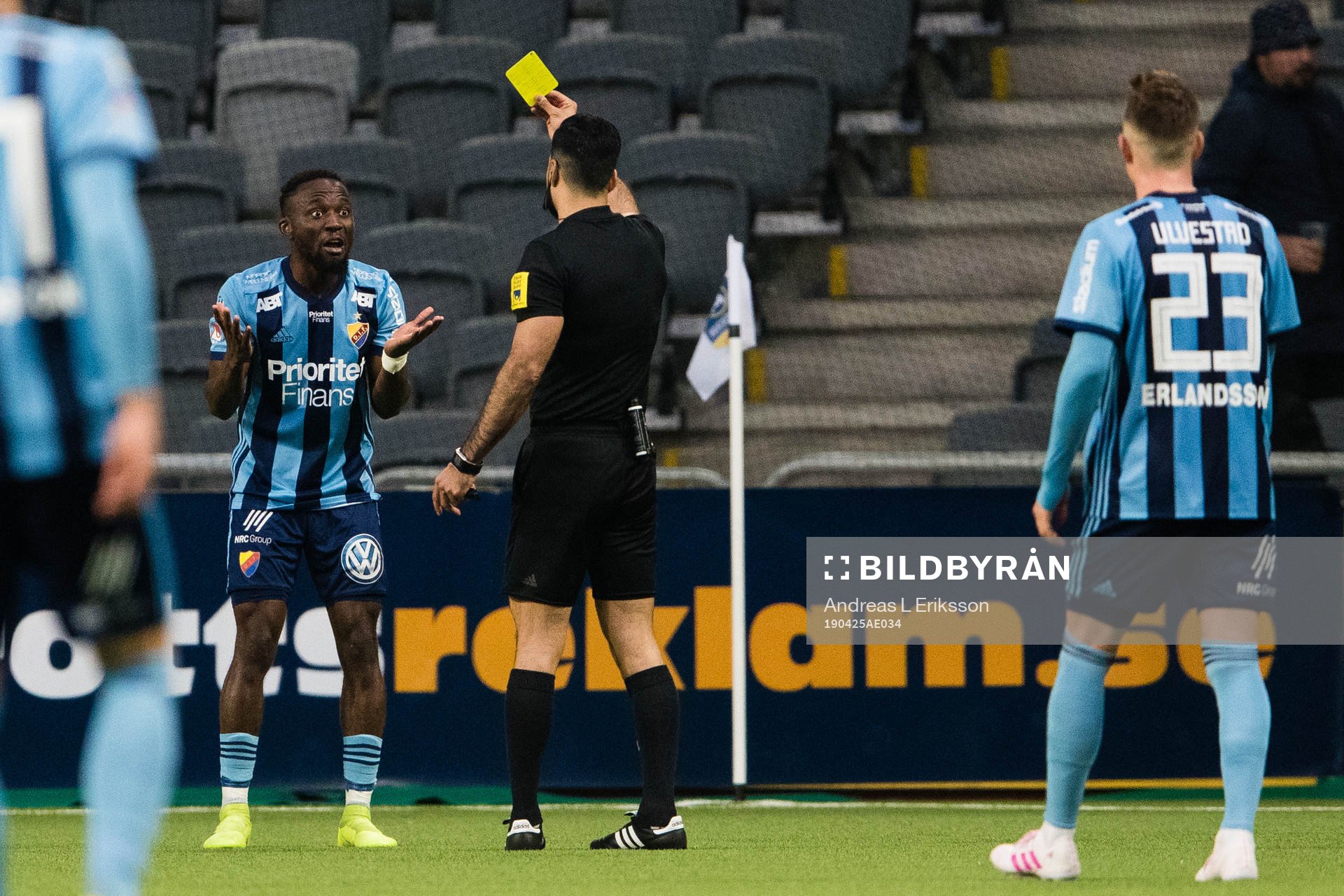 Djurgårdens Mohamed Buya Turay får ett gult kort av