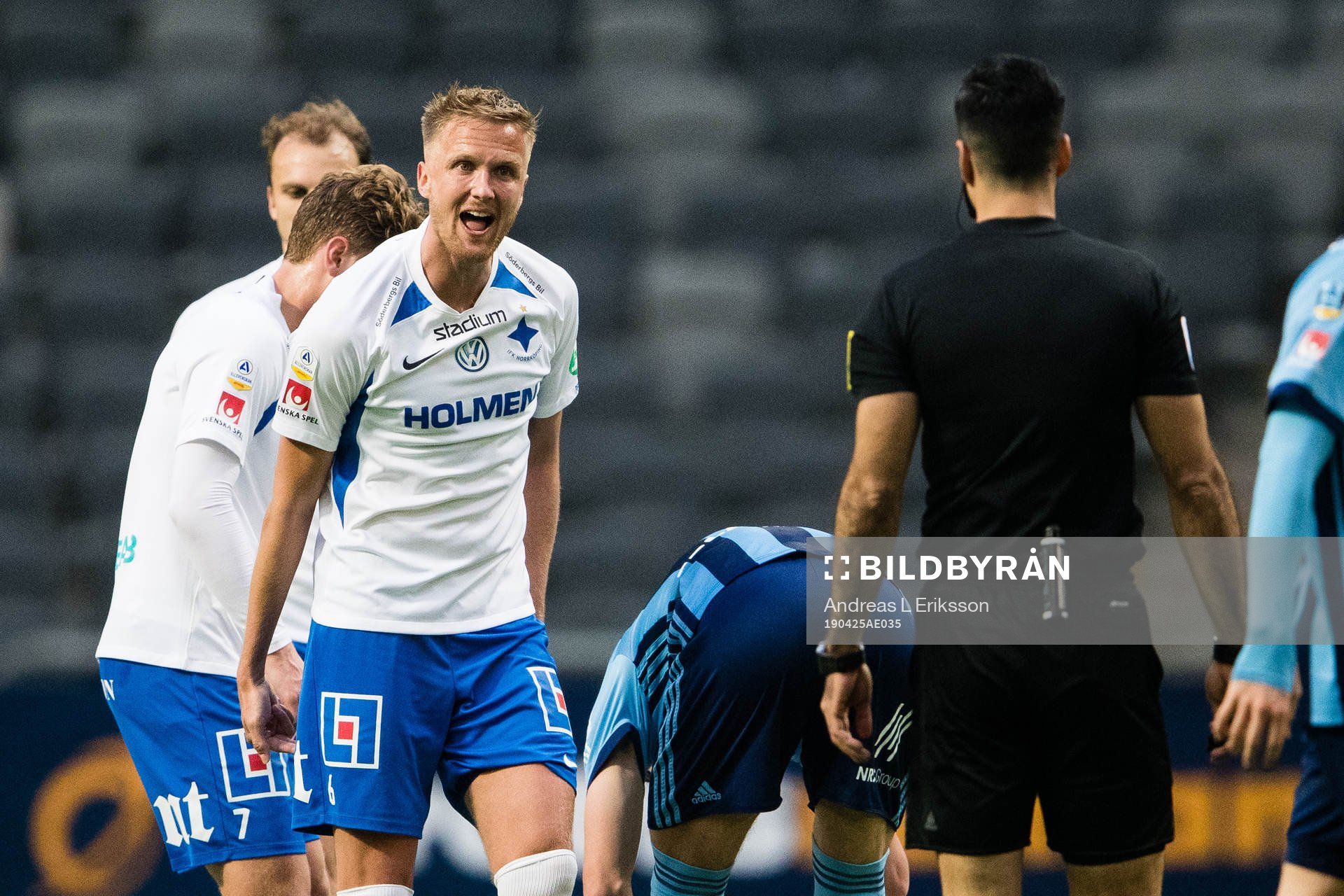 IFK Norrköpings Kasper Larsen reagerar på domare Mohammed