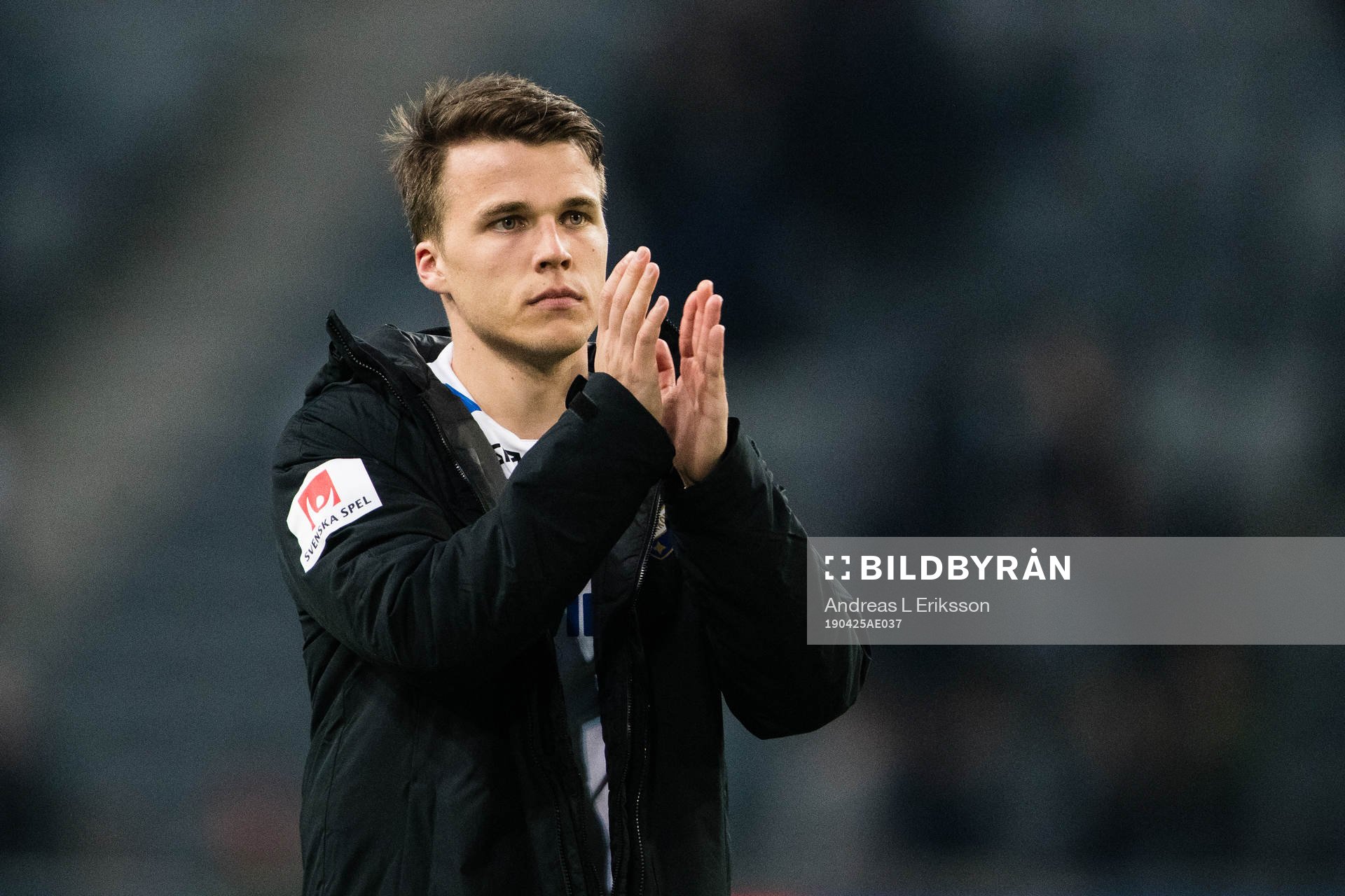 IFK Norrköpings Simon Skrabb tackar publiken
