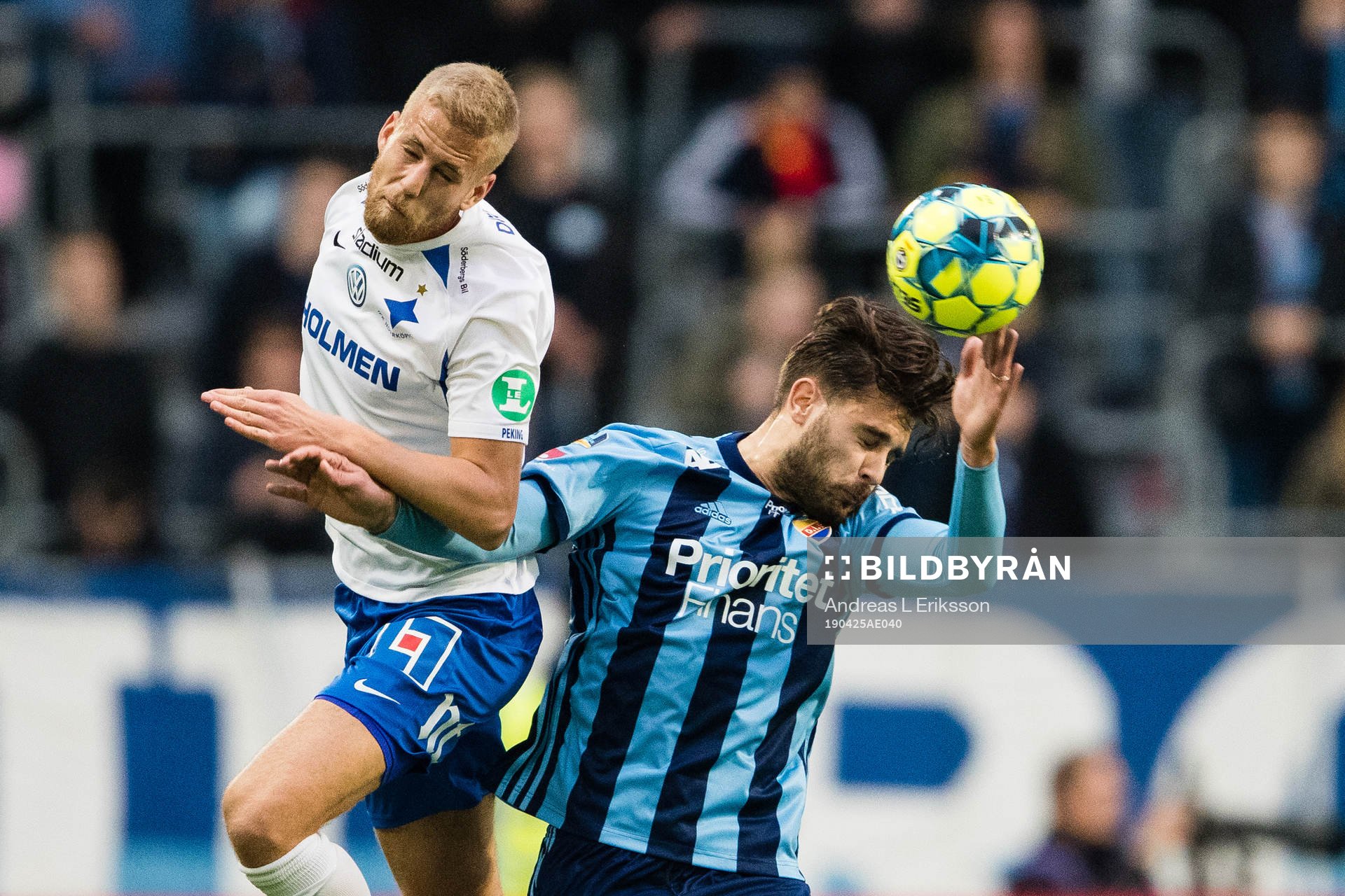 IFK Norrköpings Filip Dagerstål i en nickduell med
