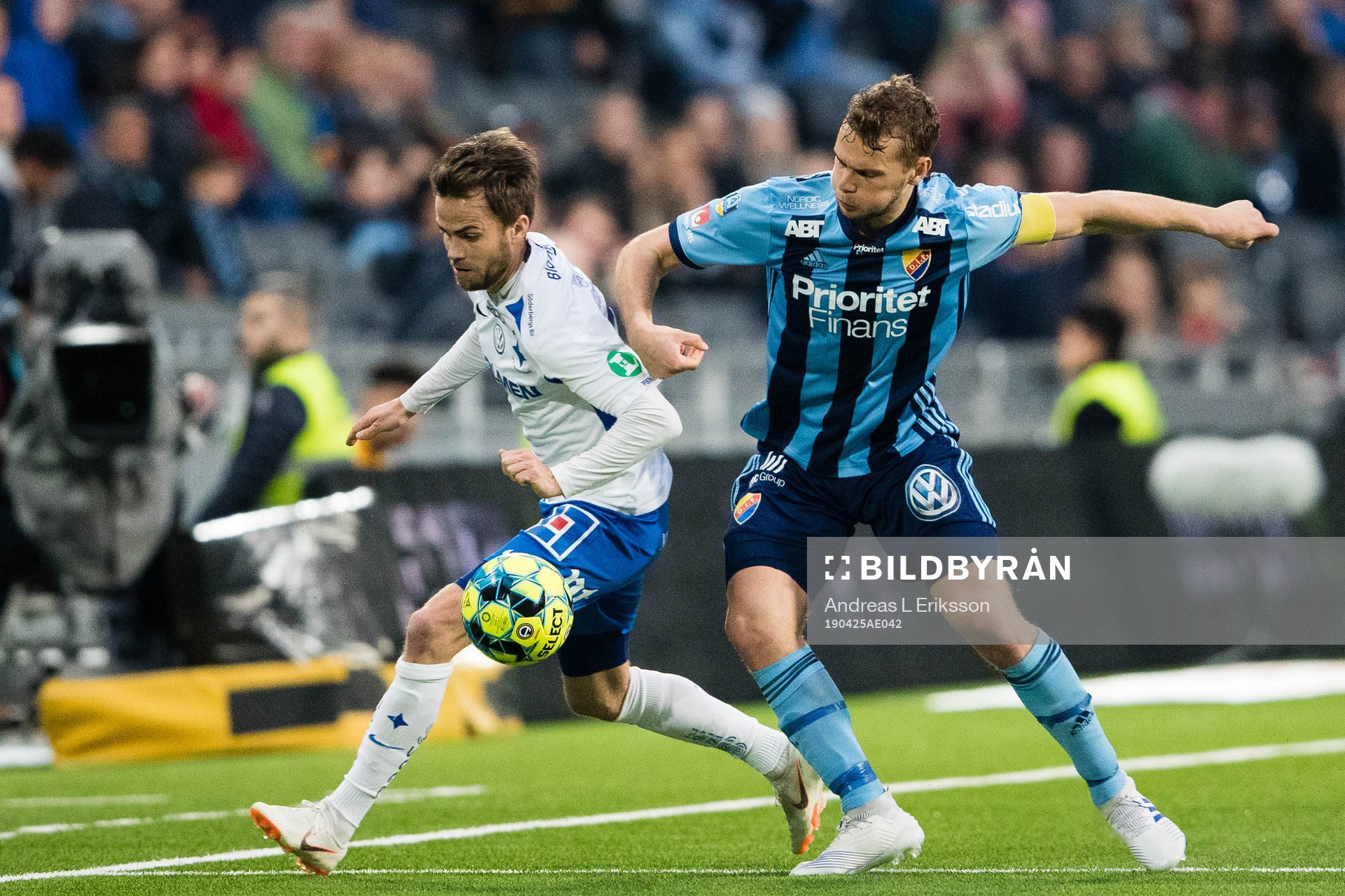 IFK Norrköpings Andreas Blomqvist i kamp om bollen med