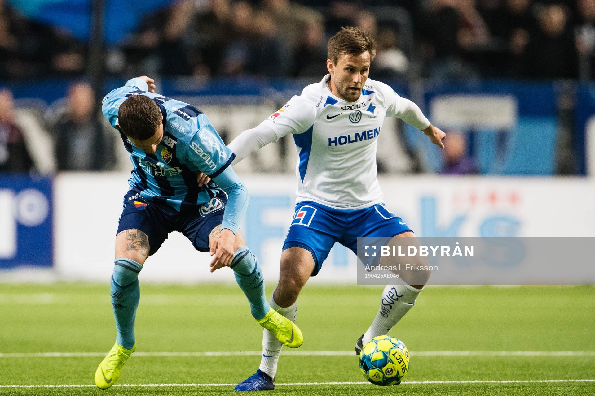 Djurgårdens Erik Berg i kamp om bollen om IFK Norrköpings