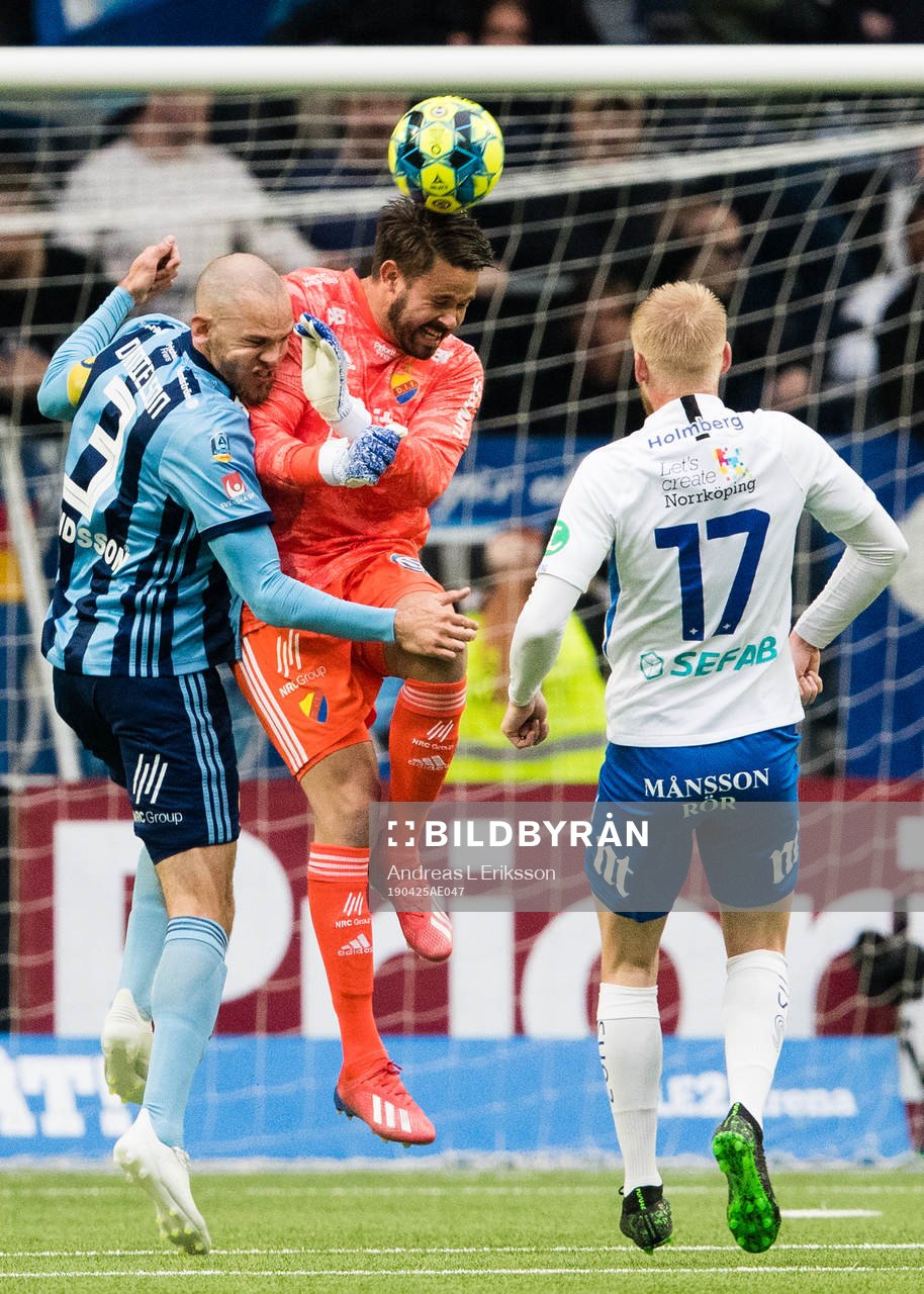 Djurgårdens Marcus Danielson krockar med målvakt Tommi