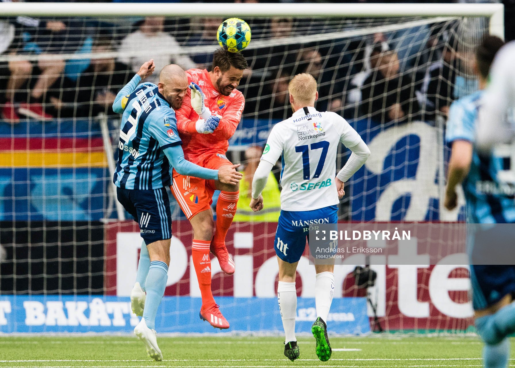 Djurgårdens Marcus Danielson krockar med målvakt Tommi