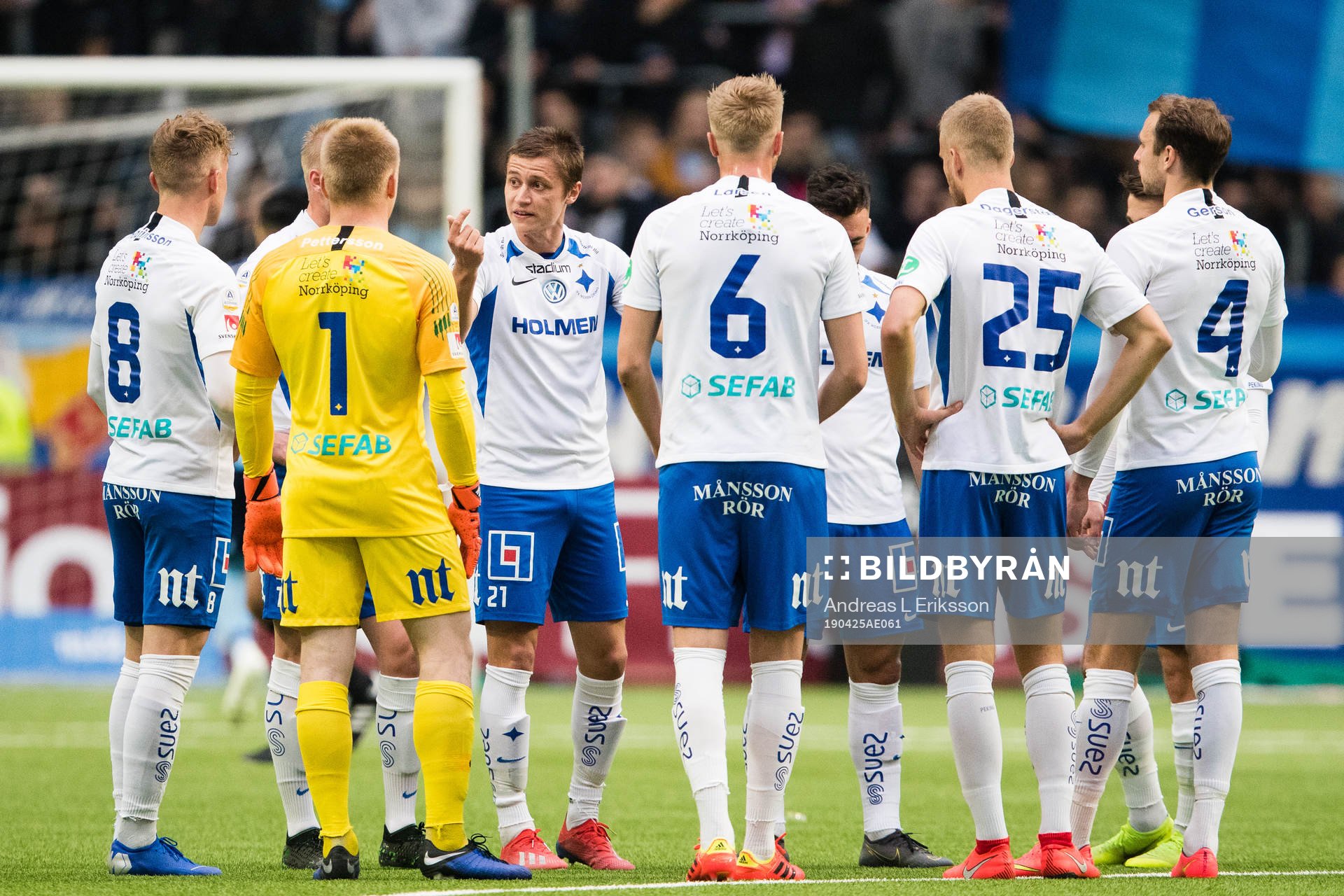 IFK Norrköpings Simon Thern talar med sina lagkamrater