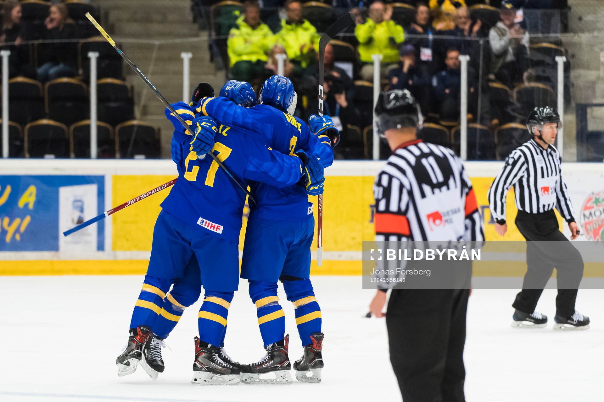 Swedens Alexander Holtz made the first goal in the game