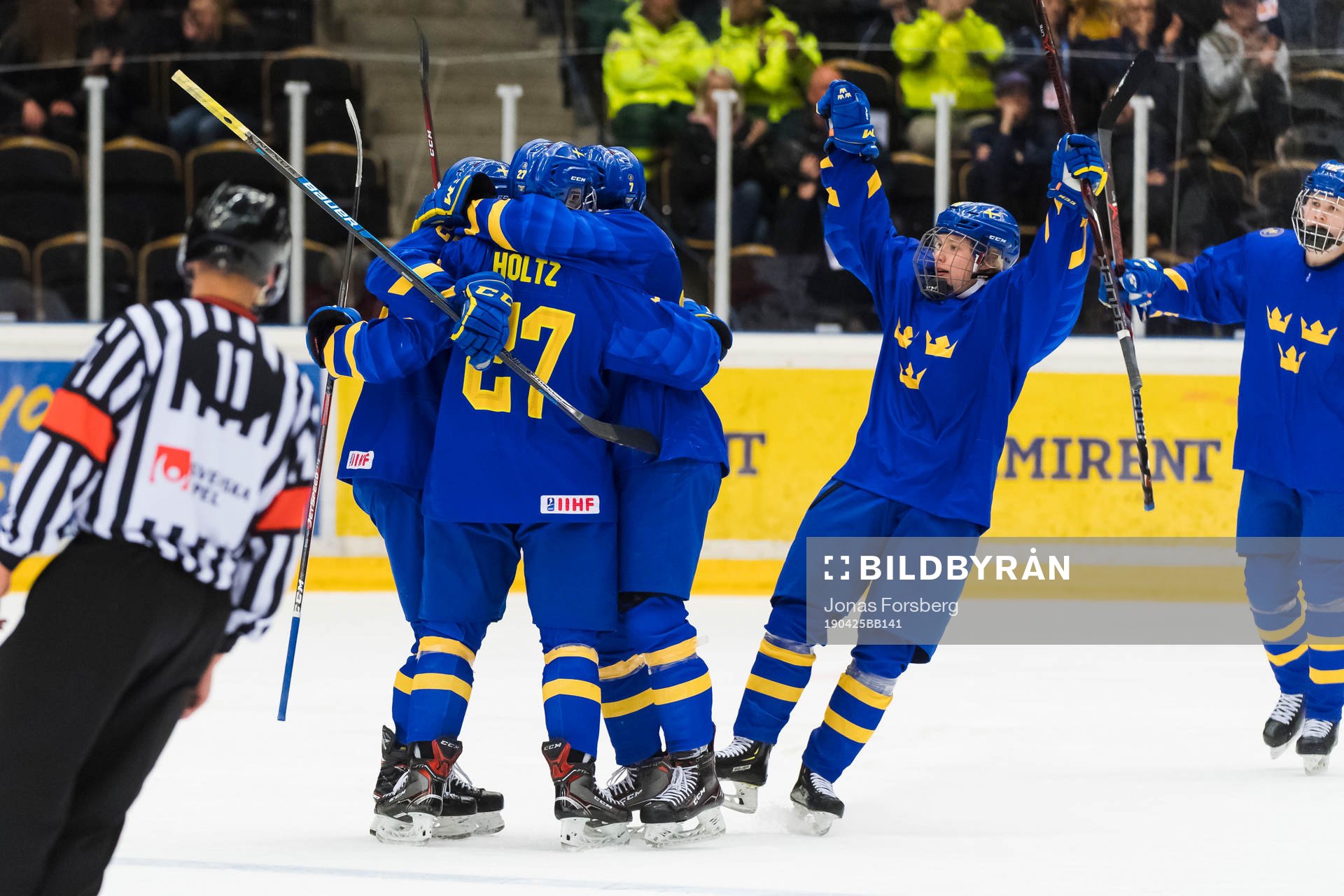 Swedens Alexander Holtz made the first goal in the game