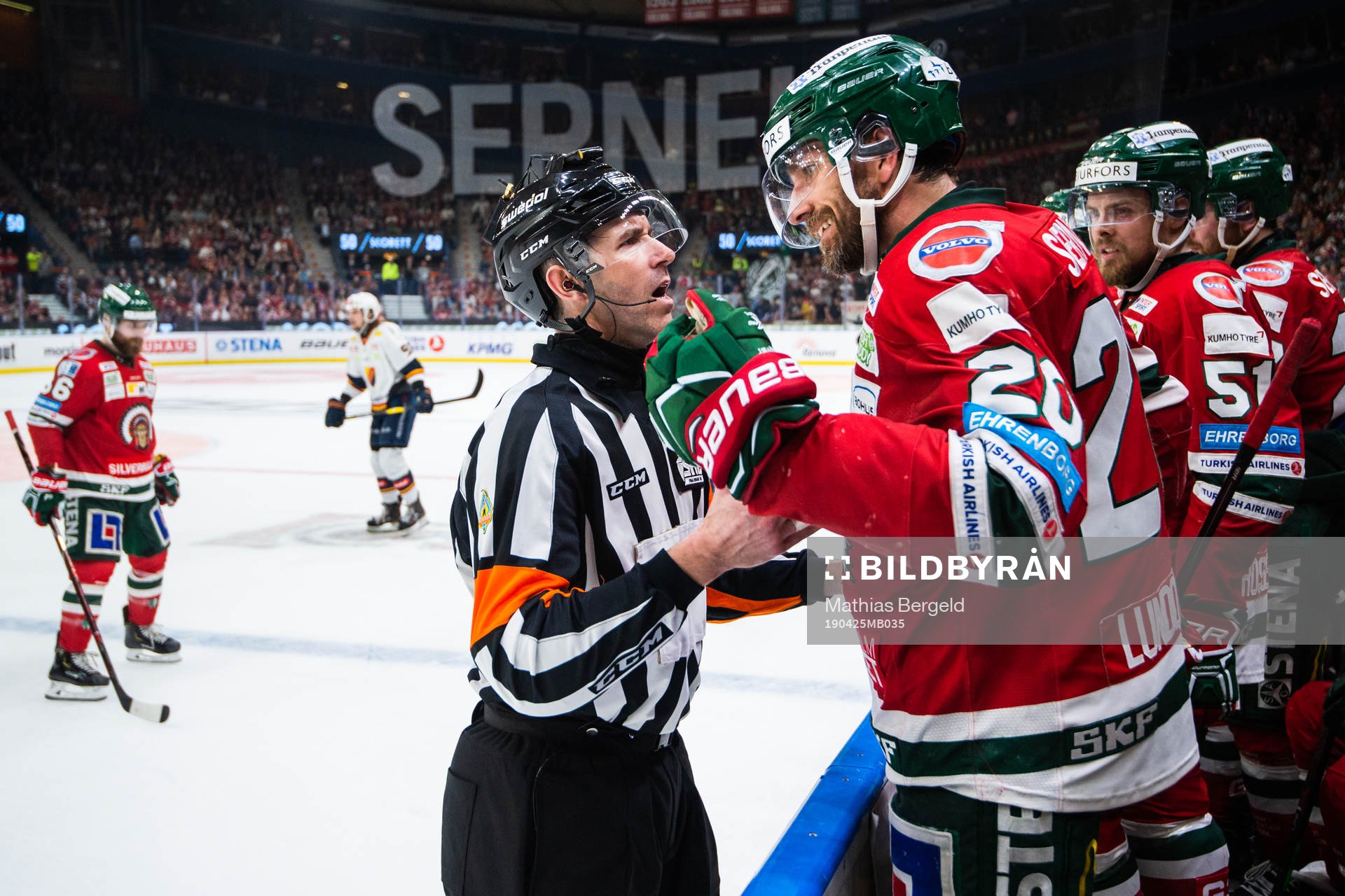 Domare Linus Öhlund i diskussion med Frölundas Joel