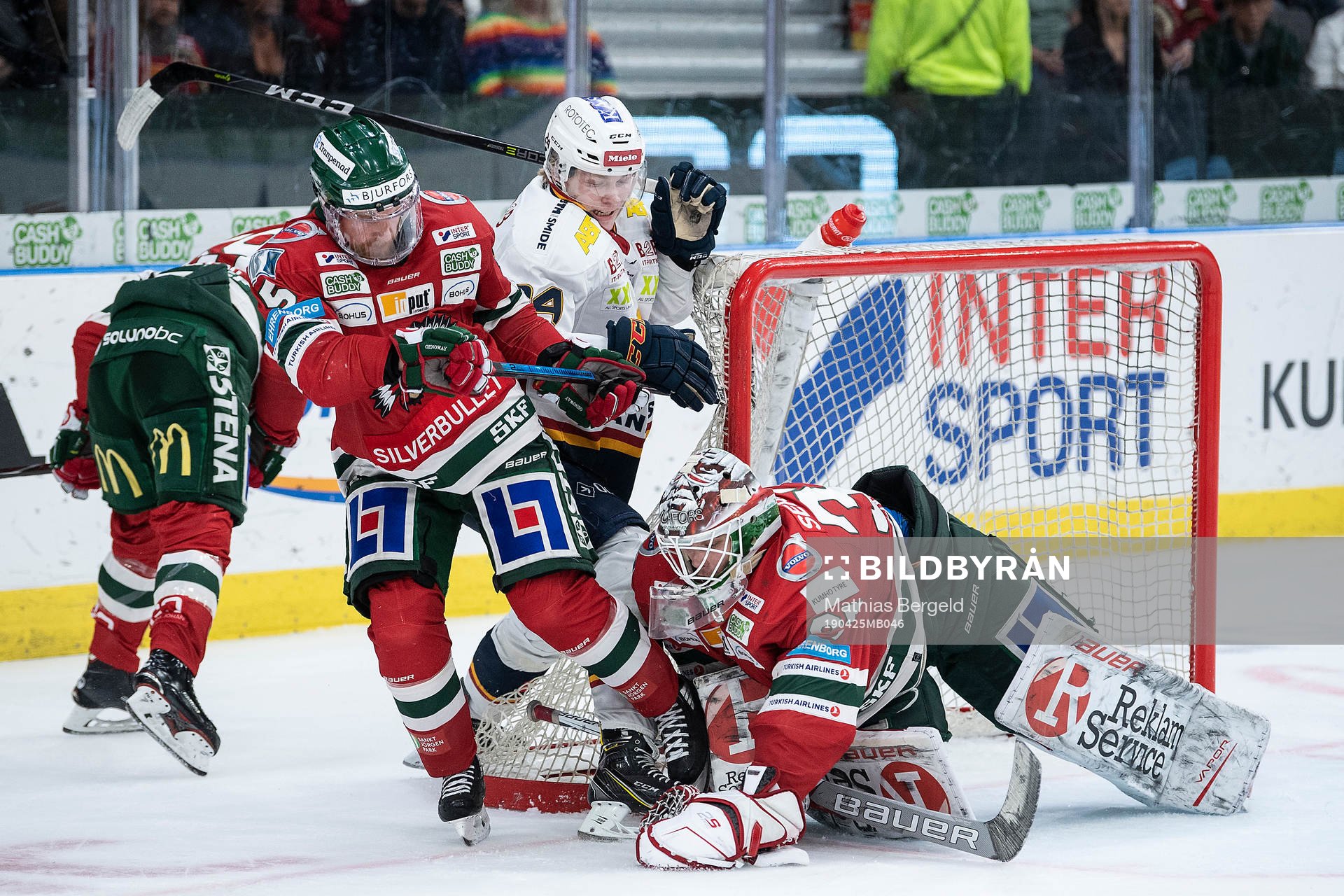 Frölundas Chay Genoway och målvakt Johan Mattsson