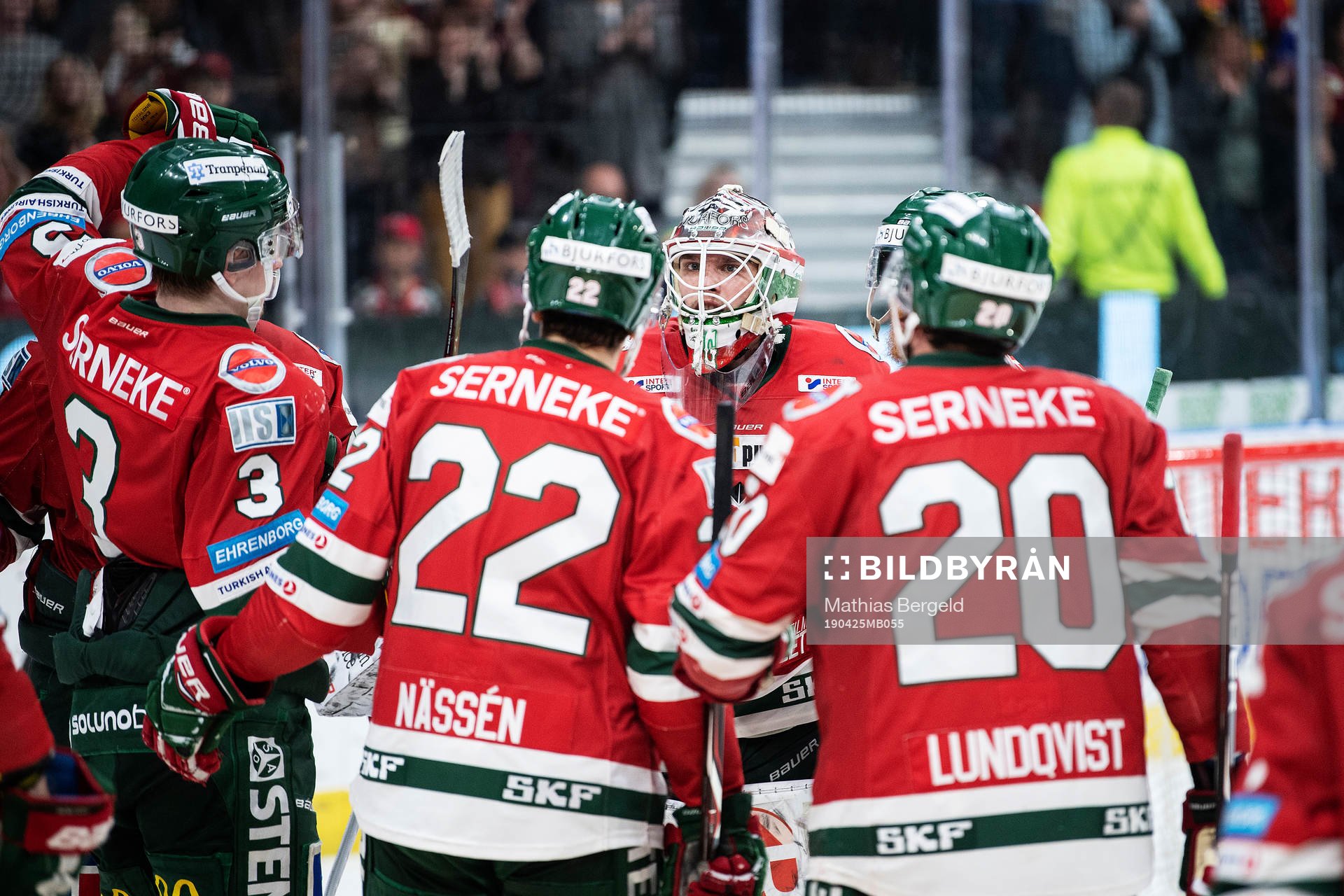 Frölundas målvakt Johan Gustafsson jublar med sina